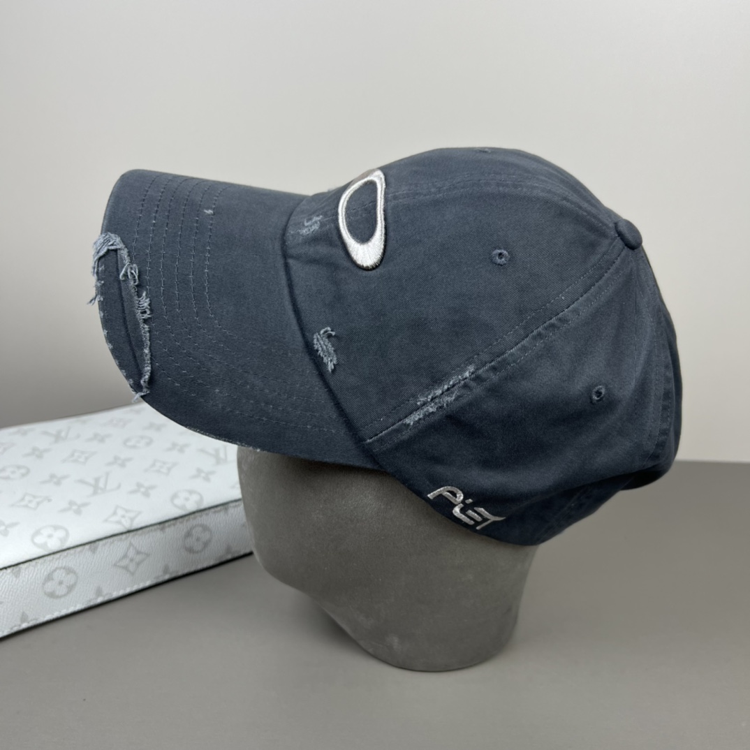 欧克利（OAKLEY）主要经营运动时尚产品，推出全新个性定制系列，帮助佩戴者打造更具个人标签的运动和休闲