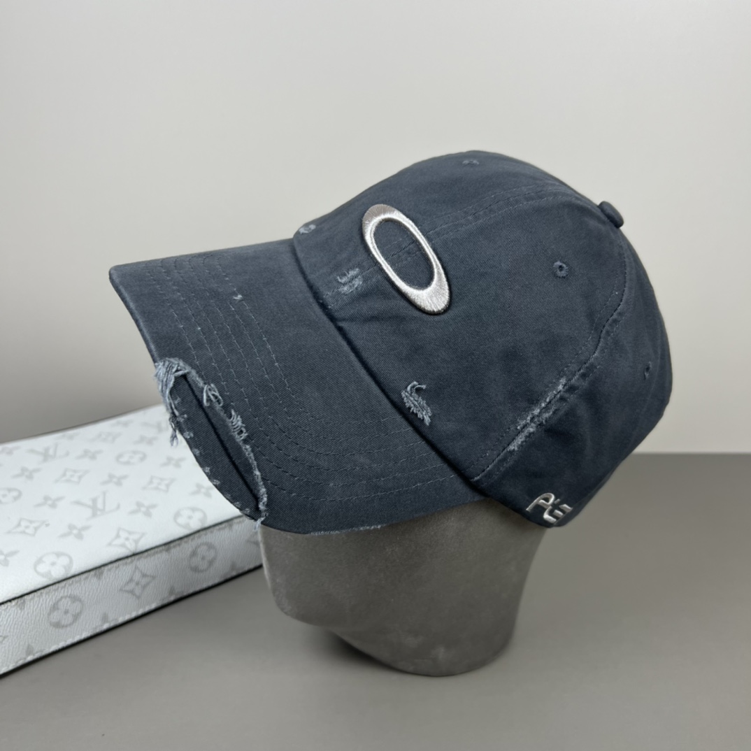 欧克利（OAKLEY）主要经营运动时尚产品，推出全新个性定制系列，帮助佩戴者打造更具个人标签的运动和休闲