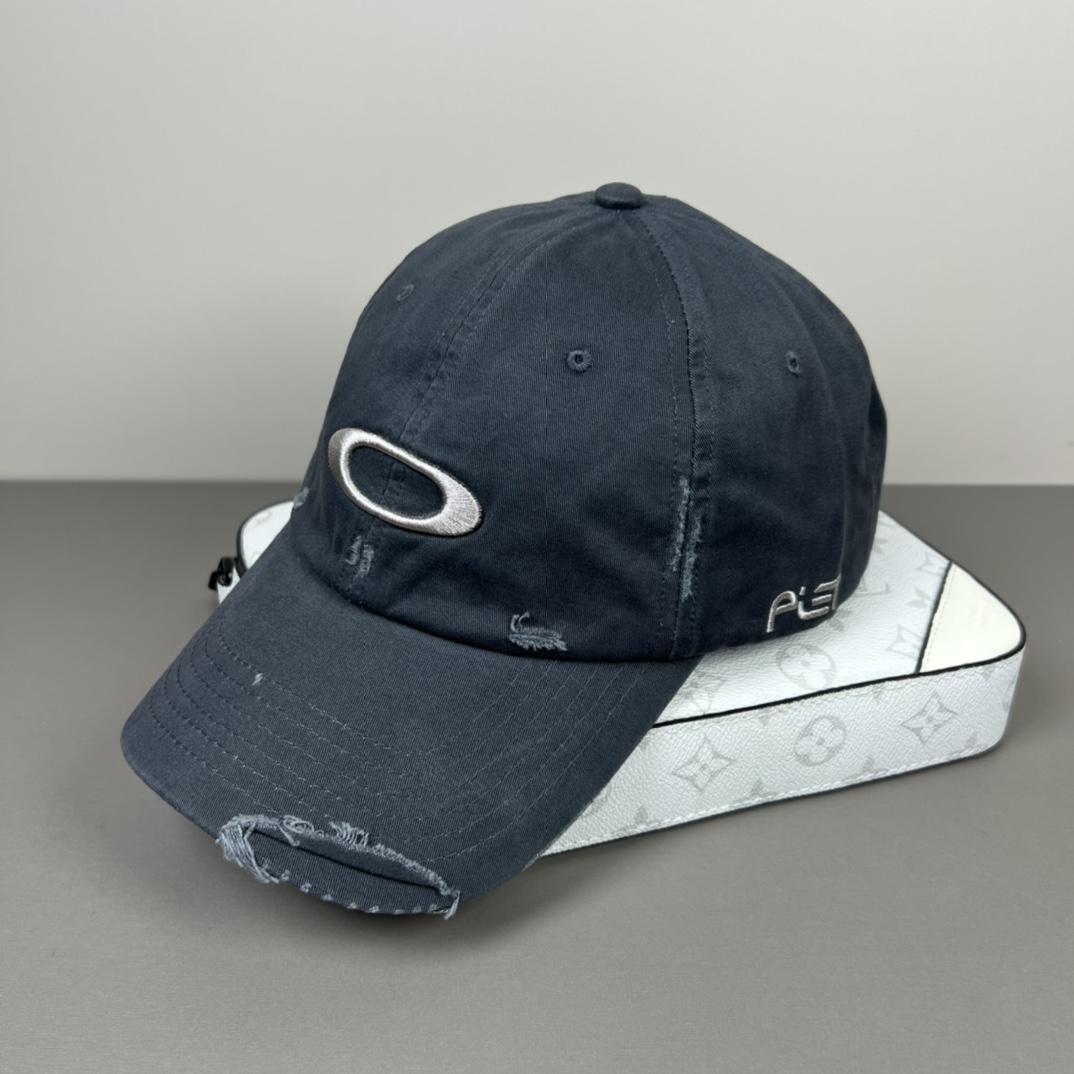 欧克利（OAKLEY）主要经营运动时尚产品，推出全新个性定制系列，帮助佩戴者打造更具个人标签的运动和休闲