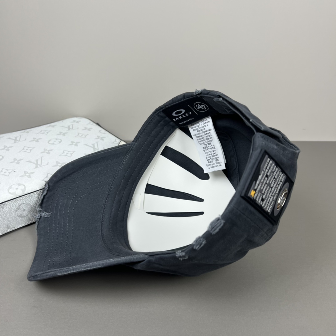 欧克利（OAKLEY）主要经营运动时尚产品，推出全新个性定制系列，帮助佩戴者打造更具个人标签的运动和休闲