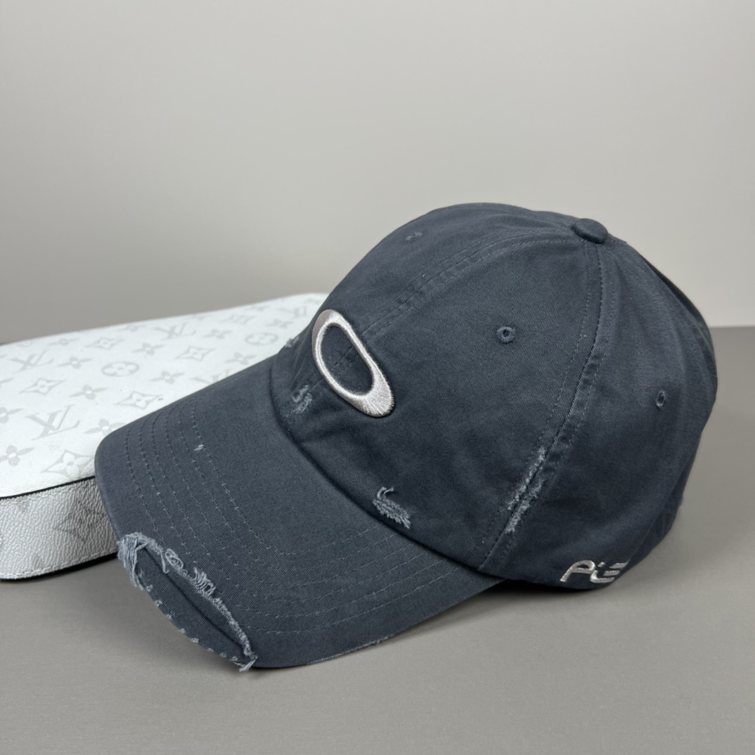 欧克利（OAKLEY）主要经营运动时尚产品，推出全新个性定制系列，帮助佩戴者打造更具个人标签的运动和休闲