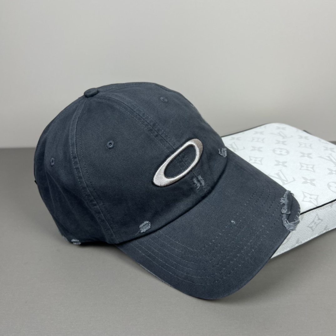 欧克利（OAKLEY）主要经营运动时尚产品，推出全新个性定制系列，帮助佩戴者打造更具个人标签的运动和休闲