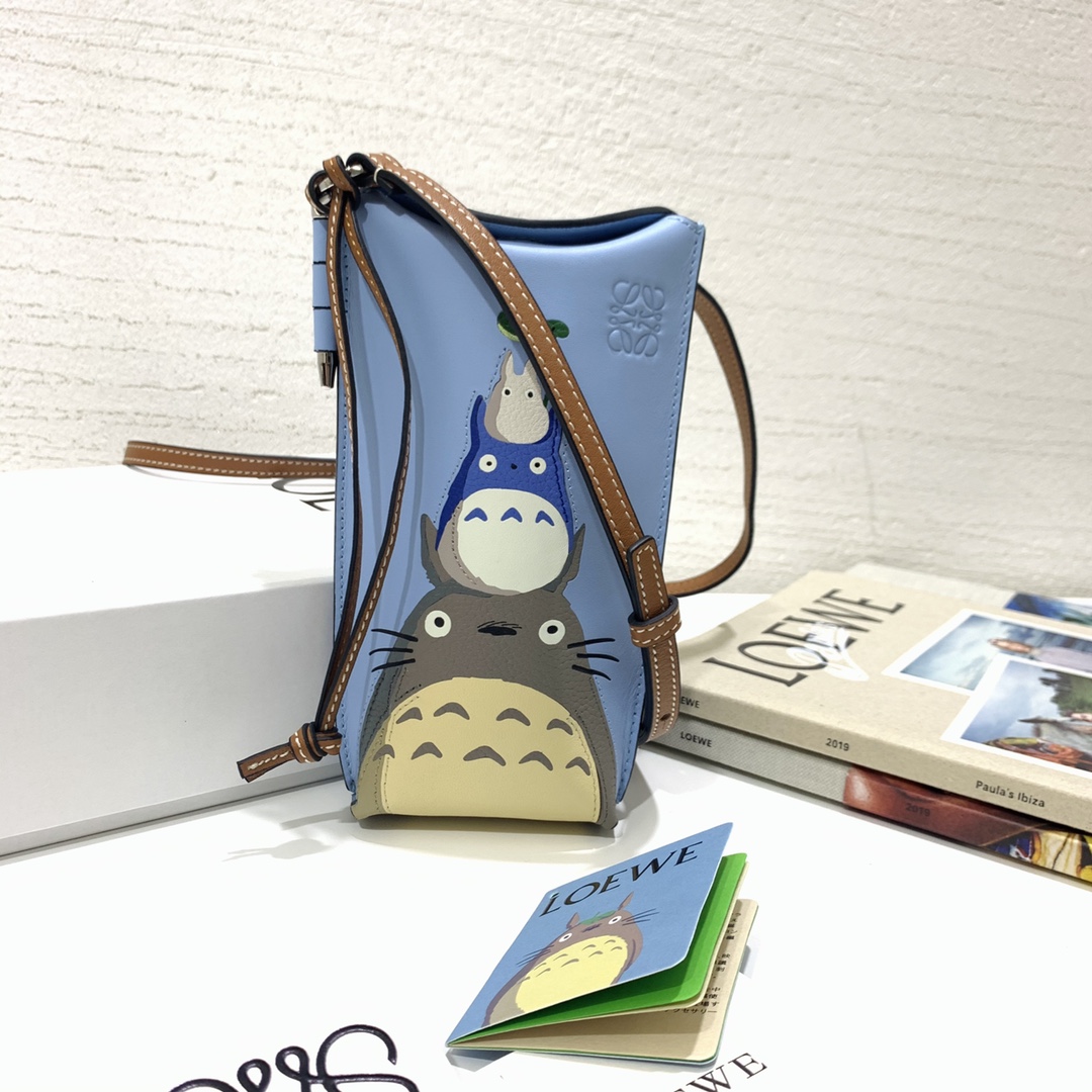 NO:718379,The limited edition 'gate ocket' Totoro series is made of classic calfskin, using precise cutting technology and inlay technology. Its smart and exquisite design is more dazzling. Model No. 89069, size 8*19*4 (note that since the Totoro pattern is hand-inlaid and spliced, it is normal to have gaps and skin flakes on the leather), Loewe wallet, loewe, wallets, cowhide19860909限量款“ gate ocket”龙猫系列 选用经典小牛皮制作,采用精确的切割技术,以镶嵌工艺制成,其灵动、精致的设计,更加光彩夺目. 款号89069,尺寸8*19*4（注意 由于龙猫图案是手工镶嵌拼接的, 有缝隙、 皮料有皮屑属于正常现象）,罗意威钱包,loewe,wallets,cowhide,欧美剧
