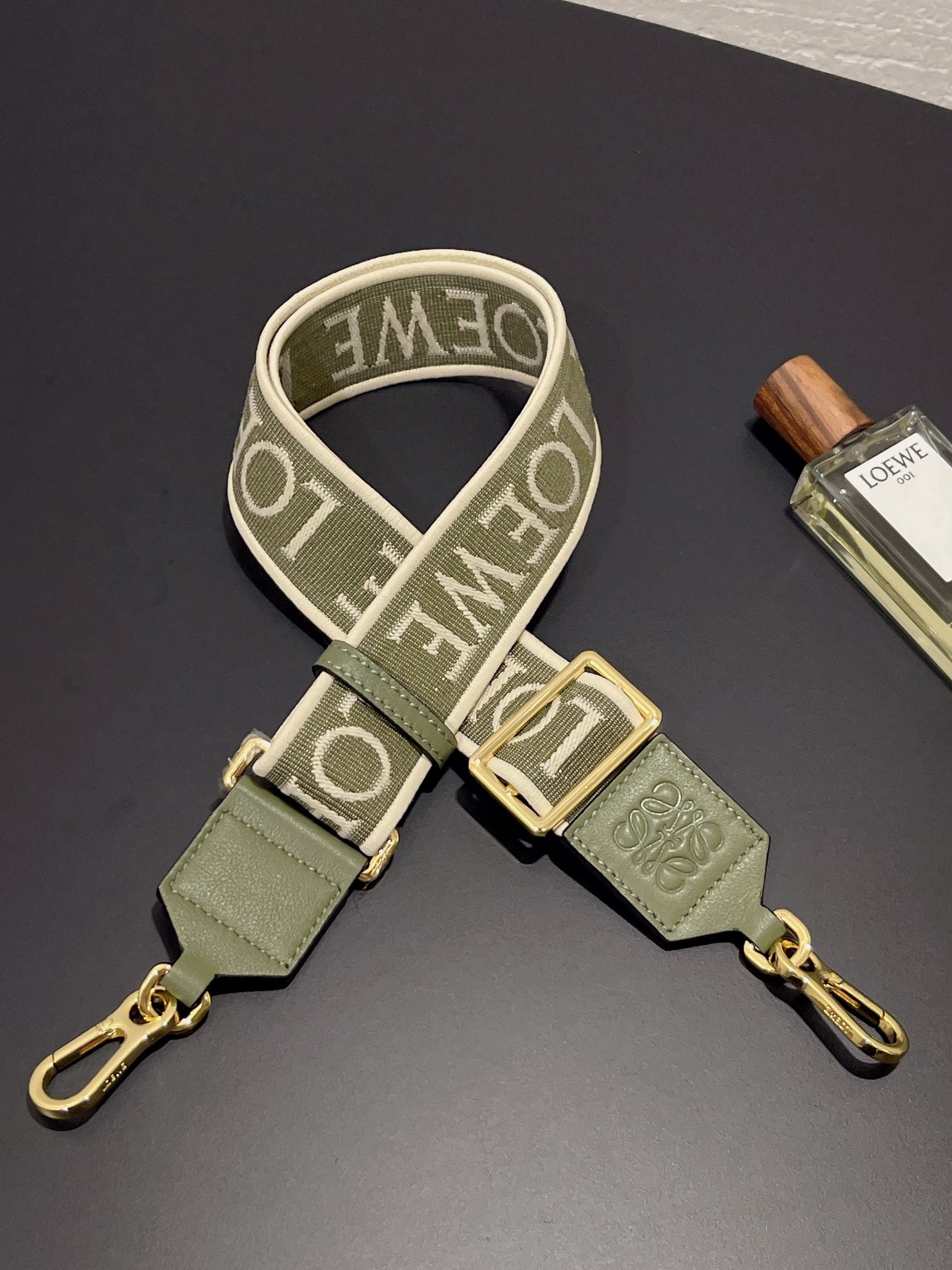 NO:718390,# Letter wide shoulder strap Made of calfskin and jacquard canvas, the length of the shoulder strap can be adjusted to match the bag uzzle to make it more unique. Versatile, style number 333, size including the shortest button 65, extended length 106, width 4, Loewe wallet, loewe, wallets, cowhide19860909#字母宽肩带 采用小牛皮拼提花帆布制成, 肩带调节长短 搭配包包 uzzle 更加独特 百搭,款号333, 尺寸 包括扣子最短65、放长106, 宽4,罗意威钱包,loewe,wallets,cowhide,欧美剧