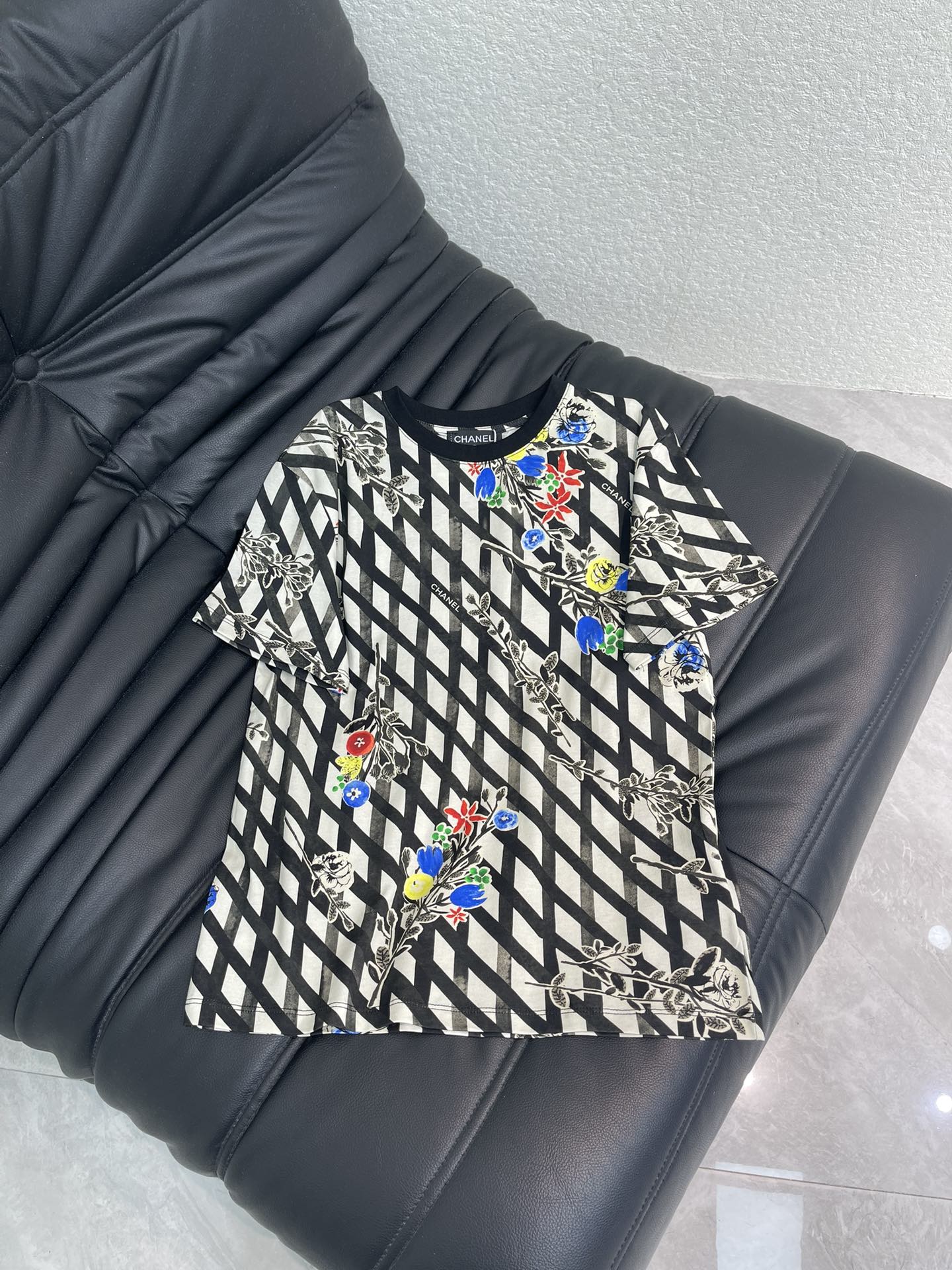 NO:739993,Chane*26 new spring and summer active plaid short-sleeved T-shirt!  Customized pure cotton fabric, soft and comfortable, full of texture, black and white diagonal plaid + colorful floral print, full of brand sense!  High-quality cotton material, comfortable and breathable to wear, suitable for daily outings or leisure activities, simple and elegant design, looks great with jeans or skirts, easy to switch between multiple styles!  34-36-38 A,,chanel,skirts,jeans,T-shirt,tees,t-shirt,19860909Chane*26春夏新款 活性格纹短袖T恤！定制纯棉面料 柔软舒适 质感十足 黑白斜格纹+彩色花卉印花 品牌感满满！高品质棉料 穿着舒适透气 日常出街或休闲都很OK 设计简约大方 搭配牛仔裤或半裙都很出彩 轻松切换多种风格！34-36-38 A,,chanel,skirts,jeans,T-shirt,tees，t-shirt,,Women's clothing