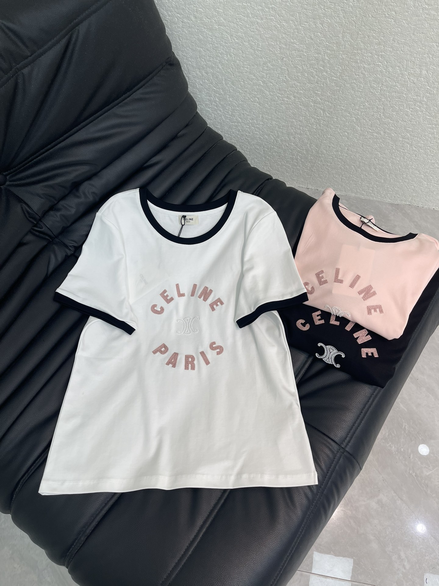 NO:740443,Celin*26 new spring and summer contrast collar heavy-duty embroidery beading short-sleeved T-shirt Mercerized cotton fabric High-density fashionable sports style Every daily wear Playful and age-reducing design elements full of vitality High quality Sizes SML,,celine,T-shirt,tees,t-shirt,19860909Celin*26春夏新款撞色领重工刺绣钉珠短袖T恤 丝光棉面料 高密度时髦运动风 每个日常的穿搭 俏皮减龄充满元气的设计元素 高品质 尺码SML,,celine,T-shirt,tees，t-shirt,,Women's clothing