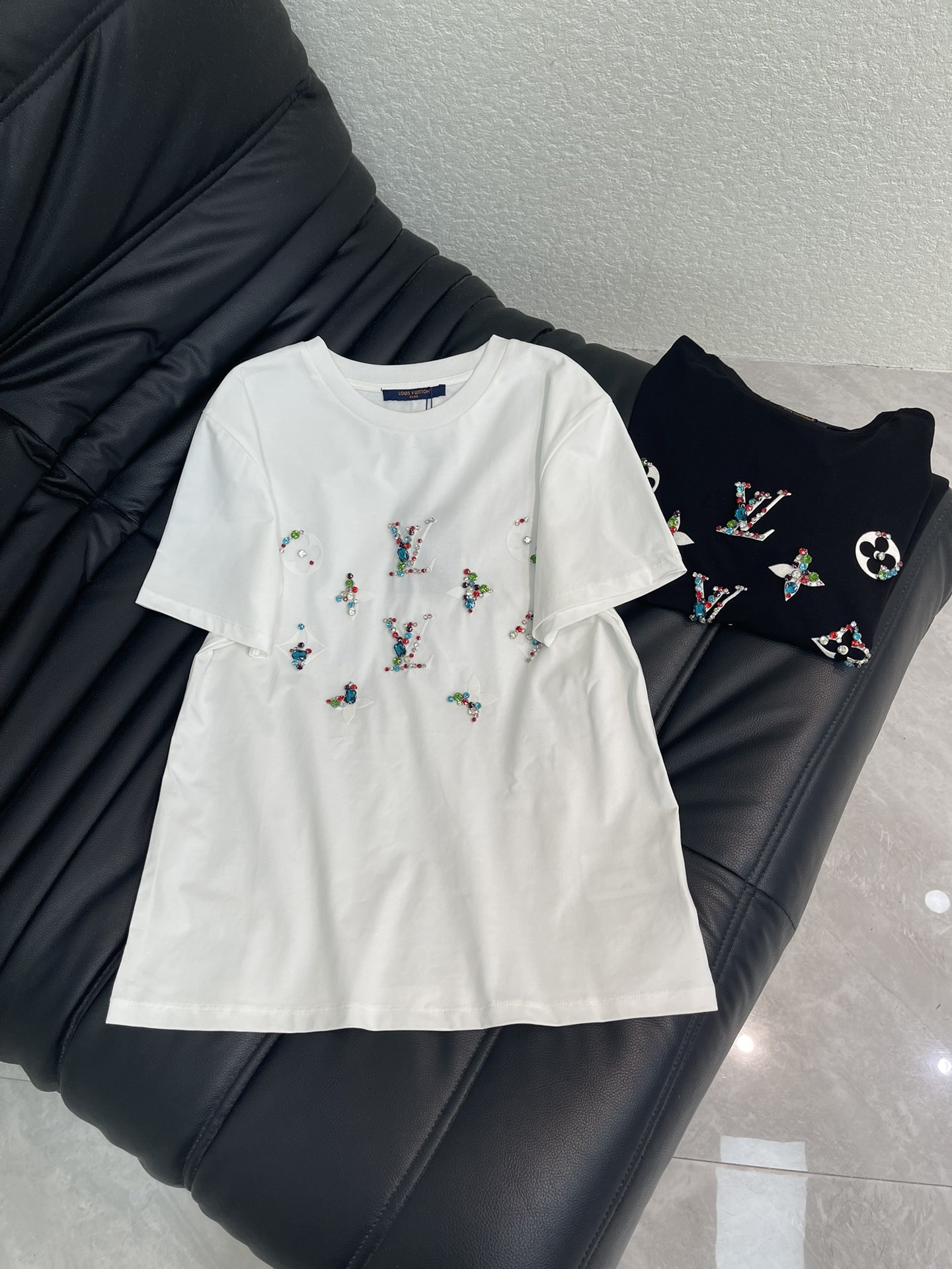 NO:739978,Louis Vuitto*26 new spring and summer new heavy industry Middle Eastern diamond butterfly short-sleeved T-shirt Mercerized cotton fabric High-density fashionable sports style Every daily wear Playful and age-reducing design elements full of vitality High quality Size SML, Louis Vuitton, T-shirt, tees, t-shirt,19860909Louis Vuitto*26春夏新款重工中东钻蝴蝶短袖T恤 丝光棉面料 高密度时髦运动风 每个日常的穿搭 俏皮减龄充满元气的设计元素 高品质 尺码SML,,louis vuitton,T-shirt,tees，t-shirt,,Women's clothing