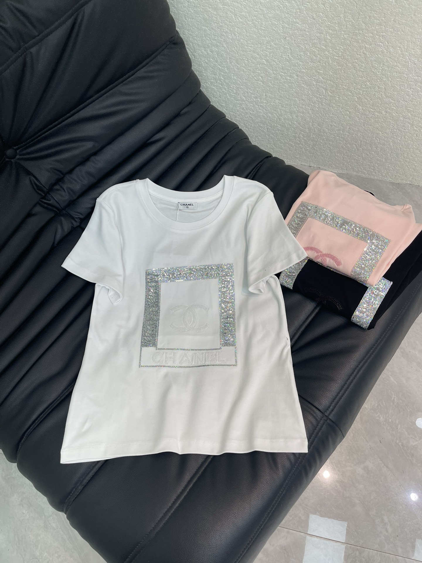 NO:740459,Chane*26 new spring and summer heavy beaded sequin short-sleeved T-shirt Mercerized cotton fabric High-density fashionable sports style Every daily wear Playful and age-reducing design elements full of vitality High quality Size SML, chanel, T-shirt, tees, t-shirt,19860909Chane*26春夏新款重工钉珠亮片短袖T恤 丝光棉面料 高密度时髦运动风 每个日常的穿搭 俏皮减龄充满元气的设计元素 高品质 尺码SML,,chanel,T-shirt,tees，t-shirt,,Women's clothing