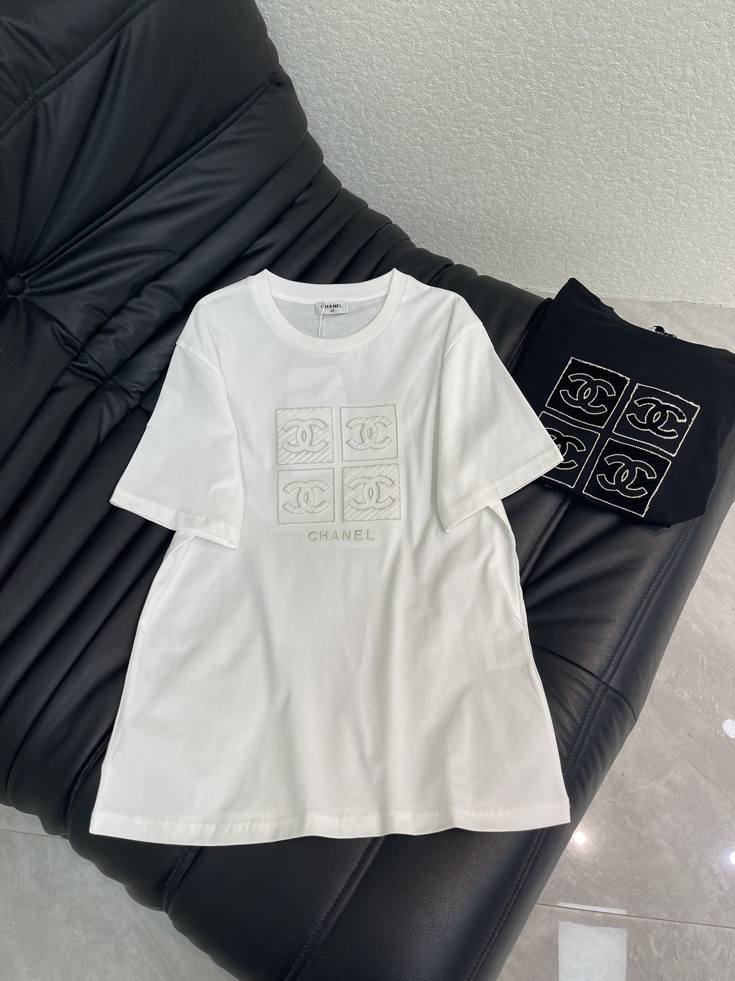 NO:740441,Chane*26 new spring and summer heavy industry square three-dimensional embroidery logo short-sleeved T-shirt Mercerized cotton fabric High-density fashionable sports style Every daily wear Playful and age-reducing design elements full of vitality High quality Size SML, chanel, T-shirt, tees, t-shirt,19860909Chane*26春夏新款重工方形立体刺绣logo短袖T恤 丝光棉面料 高密度时髦运动风 每个日常的穿搭 俏皮减龄充满元气的设计元素 高品质 尺码SML,,chanel,T-shirt,tees，t-shirt,,Women's clothing