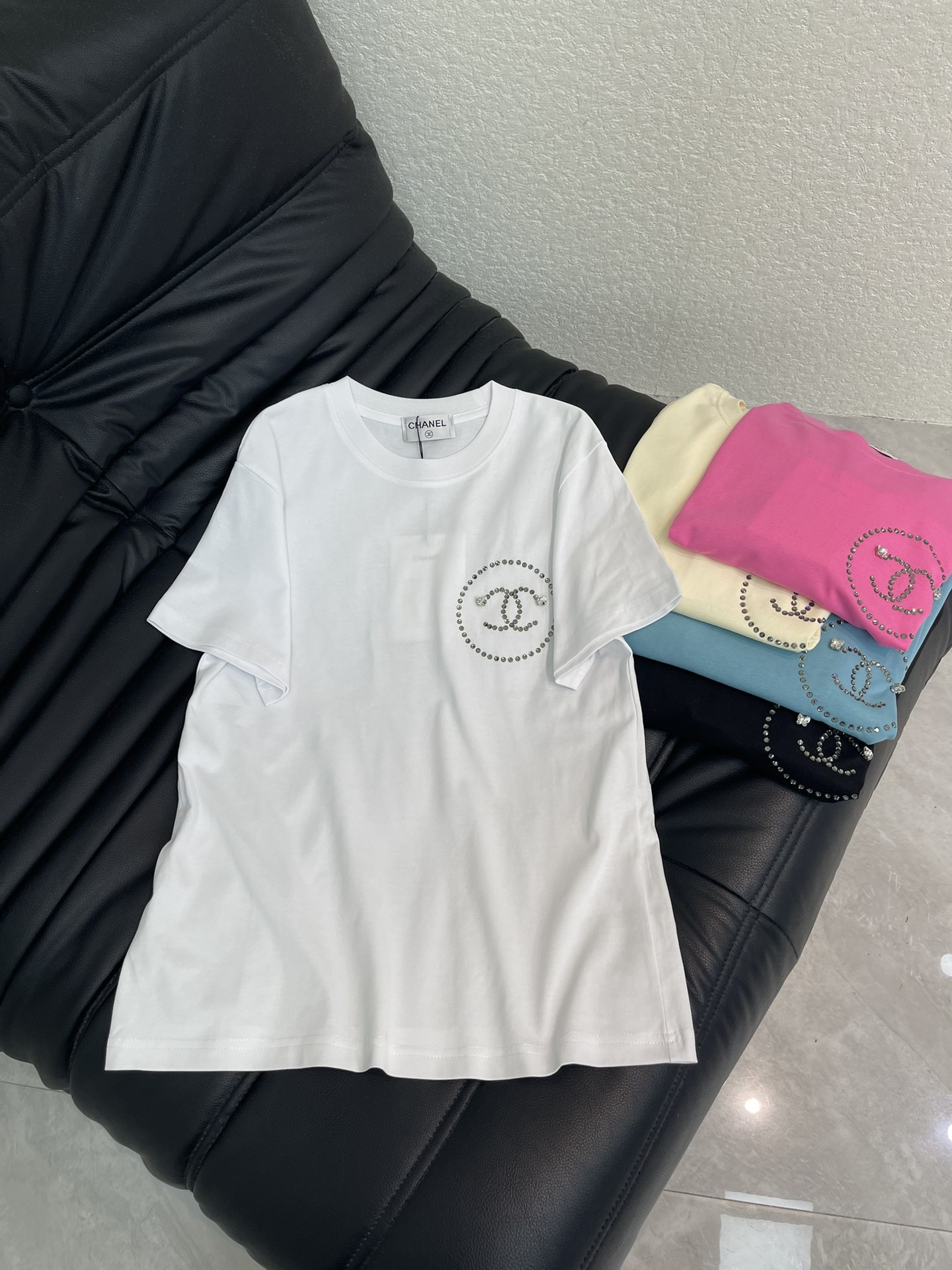 NO:739967,Chane*26 new spring and summer new heavy industry Middle Eastern diamond butterfly short-sleeved T-shirt Mercerized cotton fabric High-density fashionable sports style Every daily wear Playful and age-reducing design elements full of vitality High quality Size SML, chanel, T-shirt, tees, t-shirt,19860909Chane*26春夏新款重工中东钻蝴蝶短袖T恤 丝光棉面料 高密度时髦运动风 每个日常的穿搭 俏皮减龄充满元气的设计元素 高品质 尺码SML,,chanel,T-shirt,tees，t-shirt,,Women's clothing