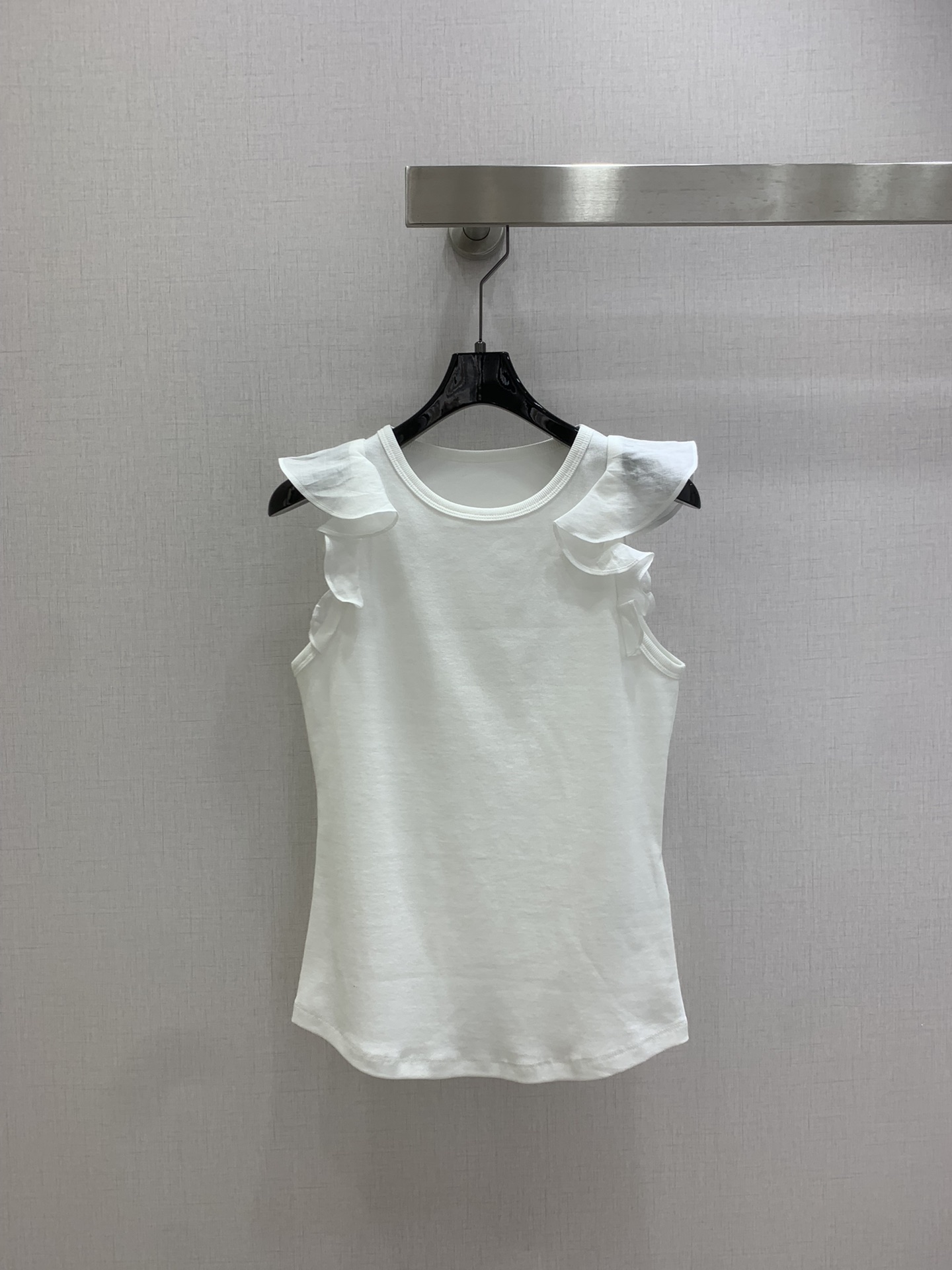 NO:740028,Highly recommended for the early spring of 26, the ruffled round neck vest top. The most distinctive feature is the ruffled small flying sleeve design on both sides, which naturally hangs down from the shoulders to form layers of pleats. It not only adds a romantic and sweet atmosphere, but also subtly modifies the arm lines. It makes the basic T-shirt instantly become more agile. It looks good with various printed skirts/shorts. The classic round neck design is simple and elegant. It is very suitable for daily wear. One color SML code  High quality ABC,,skirts,shorts,tees,t-shirt,19860909强烈推荐 26早春新款 荷叶边圆领背心上衣 最具特色的是两侧的荷叶边小飞袖设计 从肩部自然垂落形成层层叠叠的褶皱 既增添了浪漫甜美的气息 又巧妙地修饰了手臂线条 让基础款T恤瞬间变得灵动起来 搭配各种印花半裙/短裤都好看 经典的圆领设计 简洁大方 非常适合日常穿搭一个色 SML码 高品质ABC,,skirts,shorts,tees，t-shirt,,Women's clothing