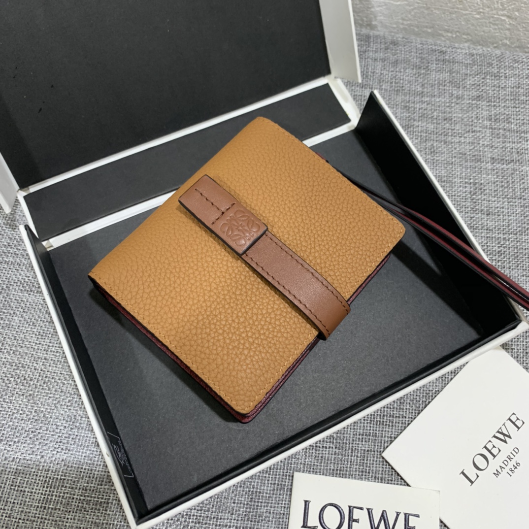 NO:718392,comact zi wallet short clip is made of wear-resistant piqué calfskin, with a two-color combination. It has card slots and a coin pocket inside, which is exquisite and practical. Style number 3711, size 10.5*9*3, Loewe wallet, loewe, wallets, cowhide19860909comact zi wallet短夹 选用耐磨的珠地小牛皮,采用双色组合搭配,内有卡位及零钱袋,精致、实用.款号3711,尺寸10.5*9*3,罗意威钱包,loewe,wallets,cowhide,欧美剧
