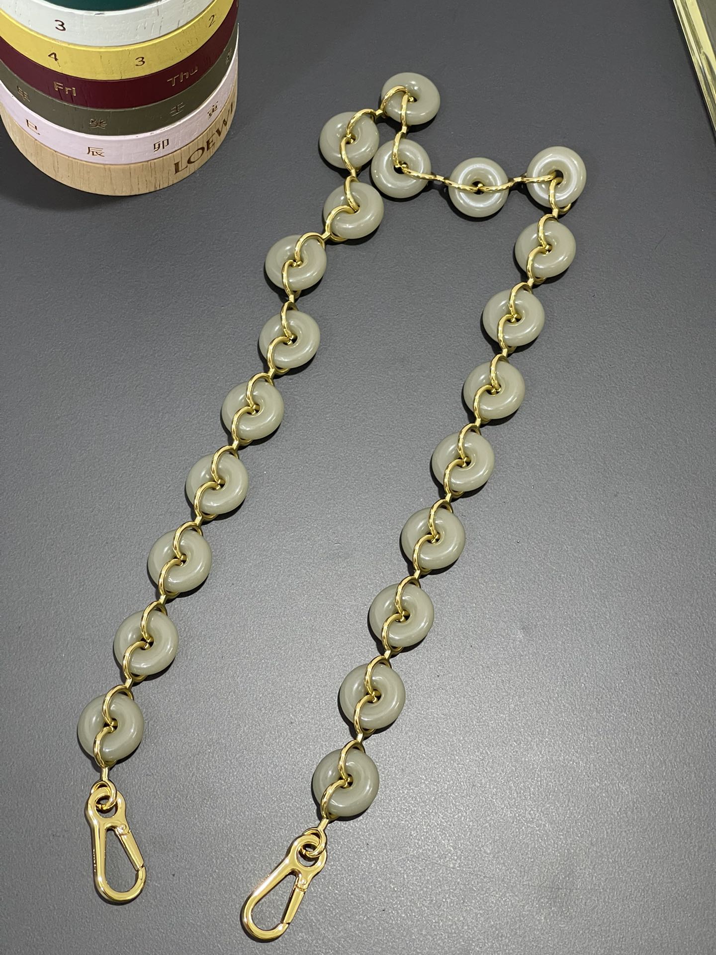 NO:718393,The donut chain is made of all-copper chain with resin ~ Model number, size 69*2, Loewe wallet, loewe, wallets19860909甜甜圈链条 采用全铜链条搭配树脂的材质～ 款号、 尺寸69*2,罗意威钱包,loewe,wallets,欧美剧