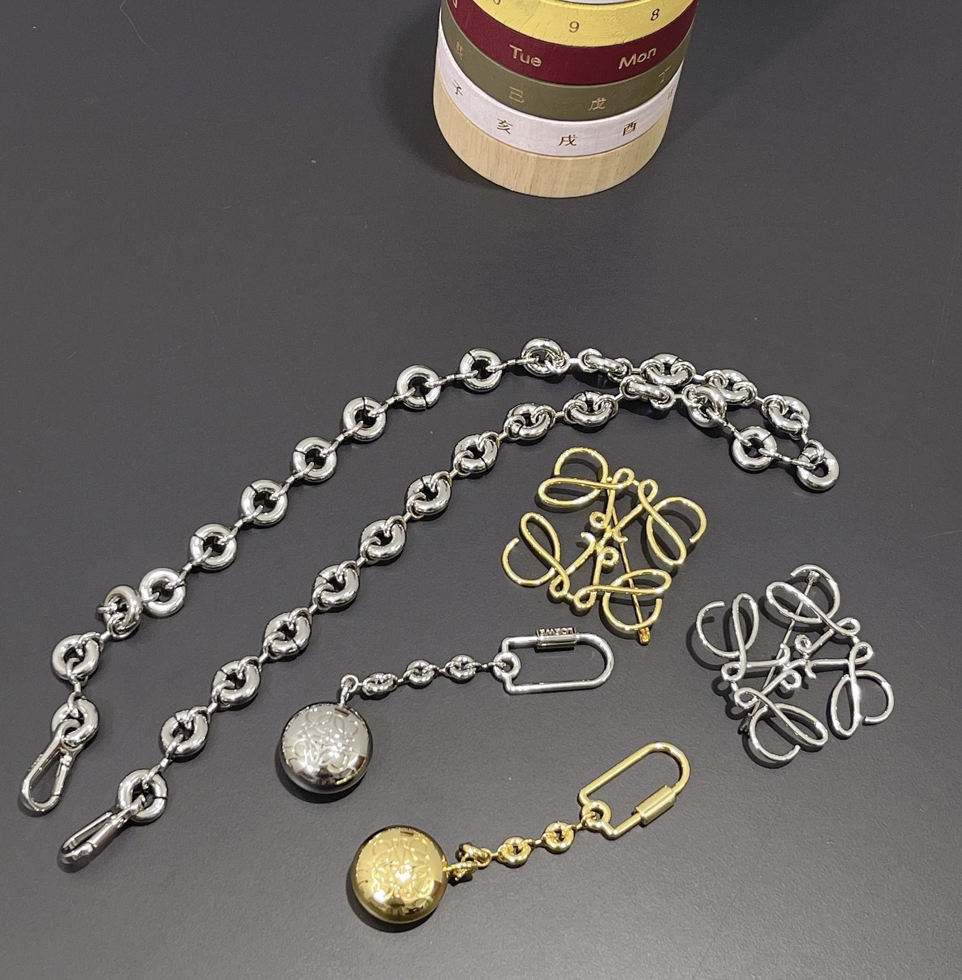 NO:718395,Gold ball pendant, brooch, chain, Loewe wallet, loewe, wallets, brooch, breastpin19860909金球挂饰 胸针 链条,罗意威钱包,loewe,wallets,brooch，breastpin,欧美剧