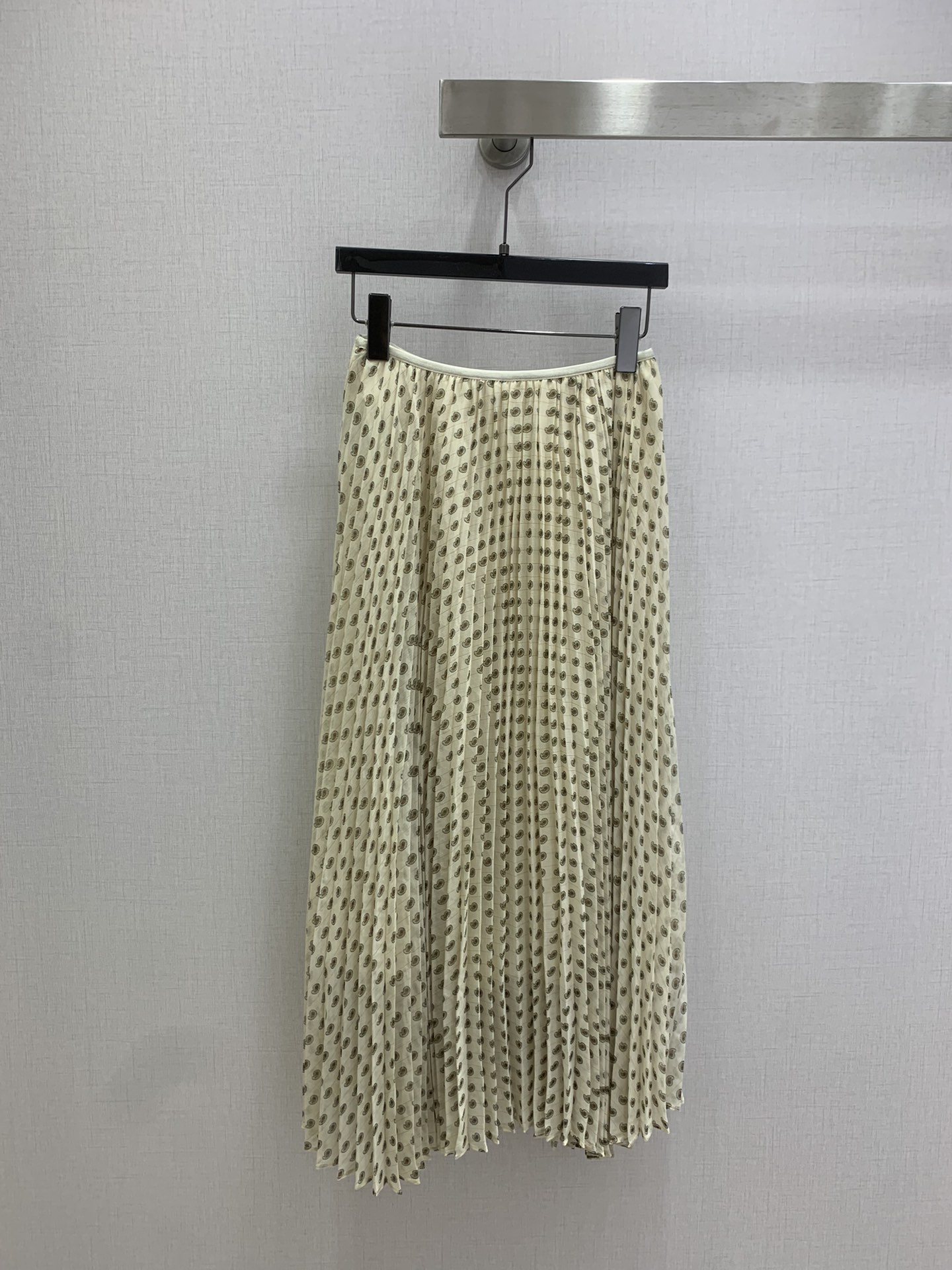 NO:740046,Highly recommended 26 early spring new style printed pleated long skirt gold cashew flower irregular pleated skirt two colors SMLXL code high quality ABC,,skirts,19860909强烈推荐 26早春新款 印花褶皱长半裙 金丝腰果花不规则压褶裙 两个色 SMLXL码 高品质ABC,,skirts,,Women's clothing