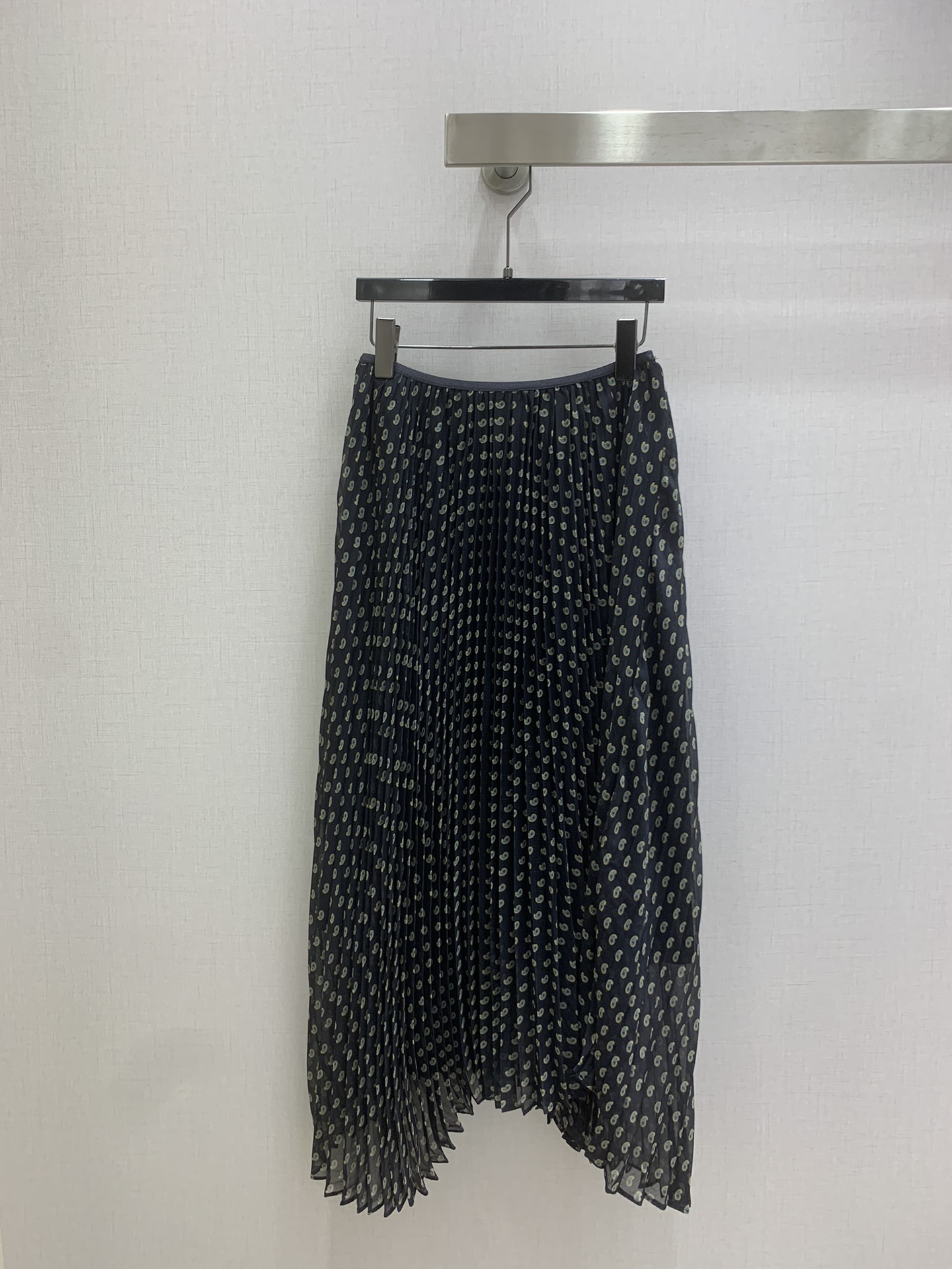 NO:740042,Highly recommended 26 early spring new style printed pleated long skirt gold cashew flower irregular pleated skirt two colors SMLXL code high quality ABC,,skirts,19860909强烈推荐 26早春新款 印花褶皱长半裙 金丝腰果花不规则压褶裙 两个色 SMLXL码 高品质ABC,,skirts,,Women's clothing