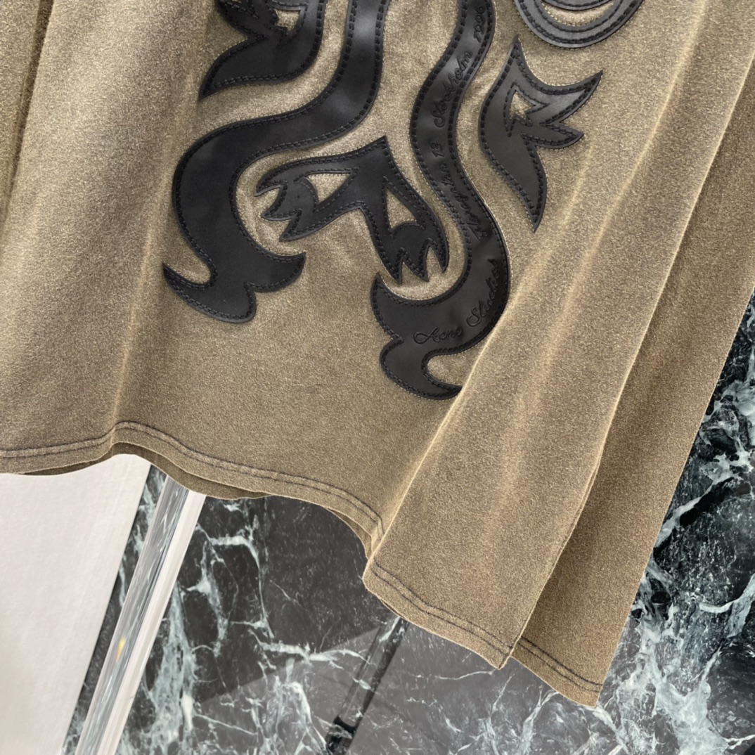 Ac 26春夏新款 龙纹长袖T恤 深咖色复古做旧 胸前龙纹刺绣超有辨识度 低调又有设计感 宽松版型 日常