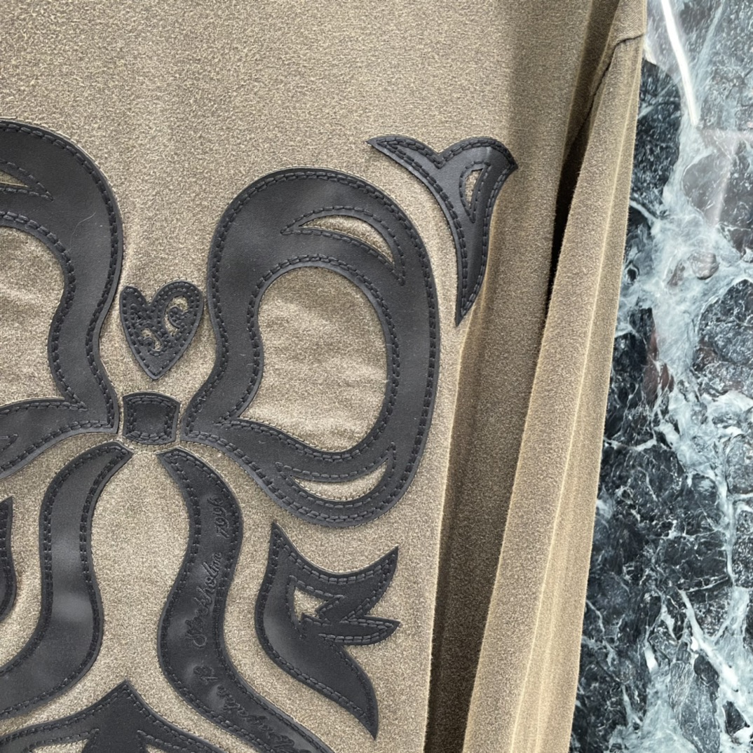 Ac 26春夏新款 龙纹长袖T恤 深咖色复古做旧 胸前龙纹刺绣超有辨识度 低调又有设计感 宽松版型 日常