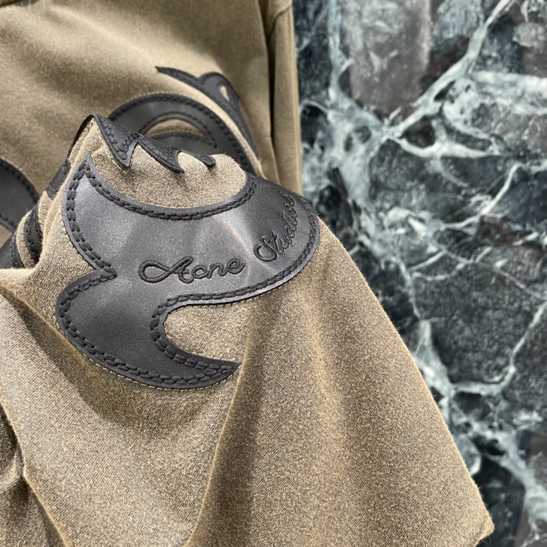 Ac 26春夏新款 龙纹长袖T恤 深咖色复古做旧 胸前龙纹刺绣超有辨识度 低调又有设计感 宽松版型 日常