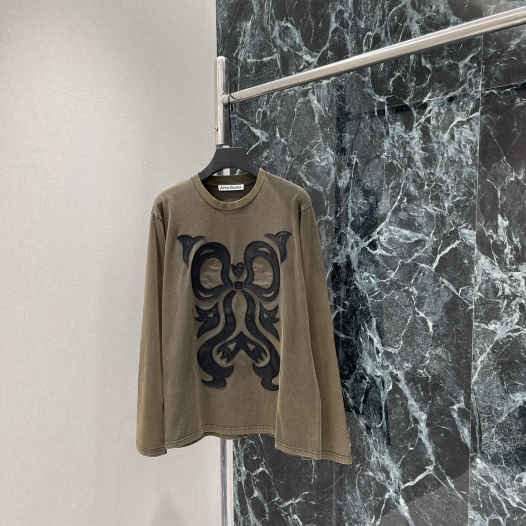 NO:723188,The highest version on the market, the girl inspects the goods, trims the three marks on the threads, and delivers the goods. You can post pictures and take videos. If you want quality or service, please add me on WeChat. We will not accept urgent orders. Ac 26 spring and summer new style Long-sleeved T-shirt with dragon pattern. Dark brown retro distressed. The dragon pattern embroidery on the chest is very recognizable. It is low-key and has a sense of design. It has a loose fit and can be easily worn in daily or street style. It looks great with jeans and short skirts.  Easily create a lazy and fashionable atmosphere ~ one color SML, women's clothing, skirts, jeans, tees, t-shirt,19860909市面最高版本小妹验货、修剪线头上三标、发货可发图及拍视频,要品质要服务的加我微信,不接急单. Ac 26春夏新款 龙纹长袖T恤 深咖色复古做旧 胸前龙纹刺绣超有辨识度 低调又有设计感 宽松版型 日常或街头风都能轻松驾驭 搭配牛仔裤 短裙都很出彩 轻松打造慵懒时髦氛围感~一个色SML,女装,skirts,jeans,tees，t-shirt,,Women's clothing