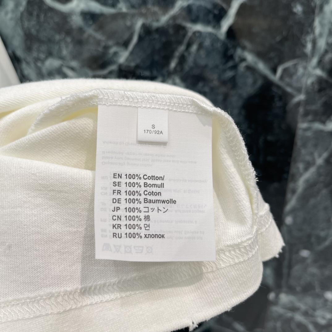 Ac 26春夏新款 印花短袖T恤 正面抽象艺术印花+品牌字母字样 艺术感满满 宽松版型，包容性强 单穿或