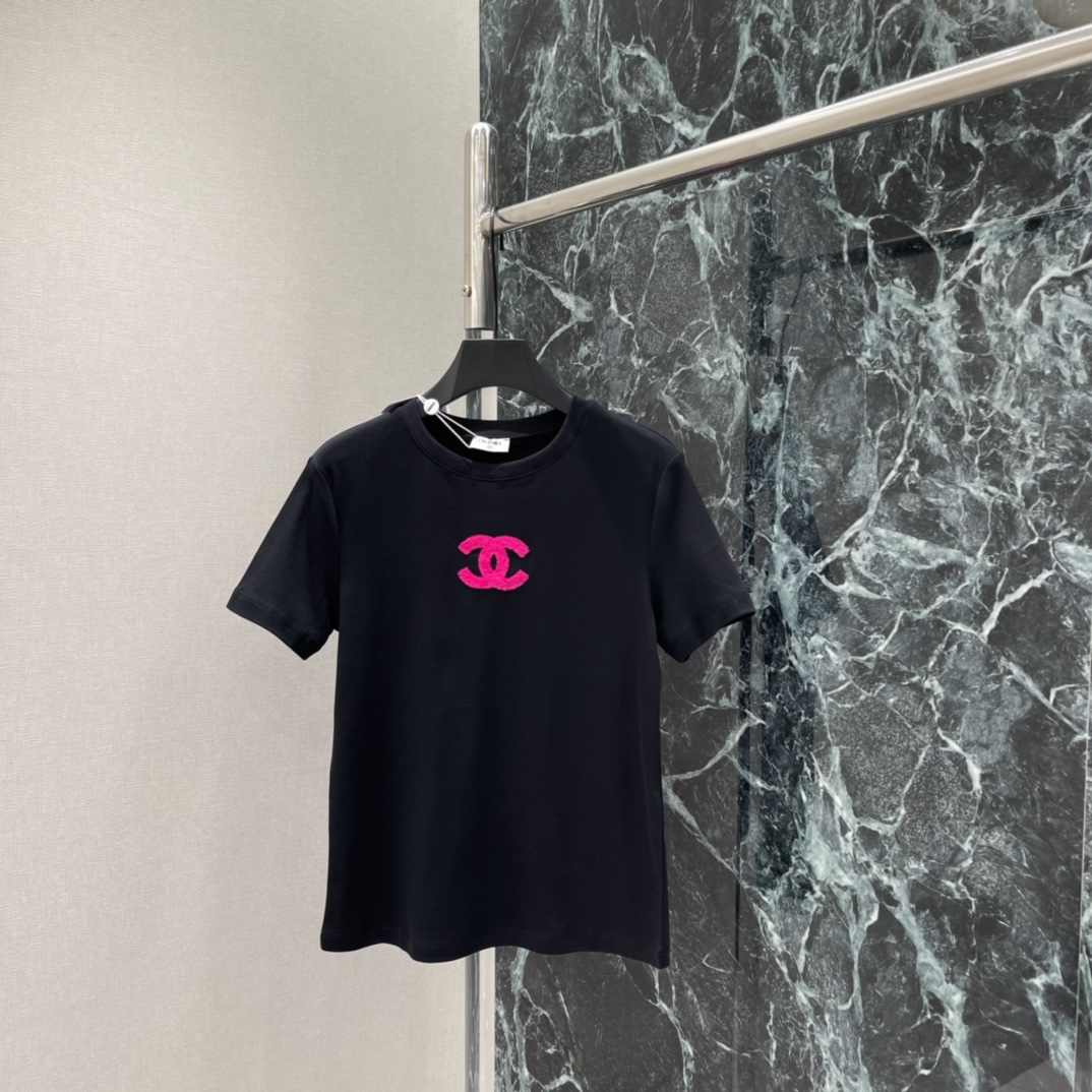 小香 26春夏新款 毛绒CC标T恤 胸前玫粉色毛绒CC标志超吸睛 辨识度满分 日常搭配牛仔裤或半裙都很O