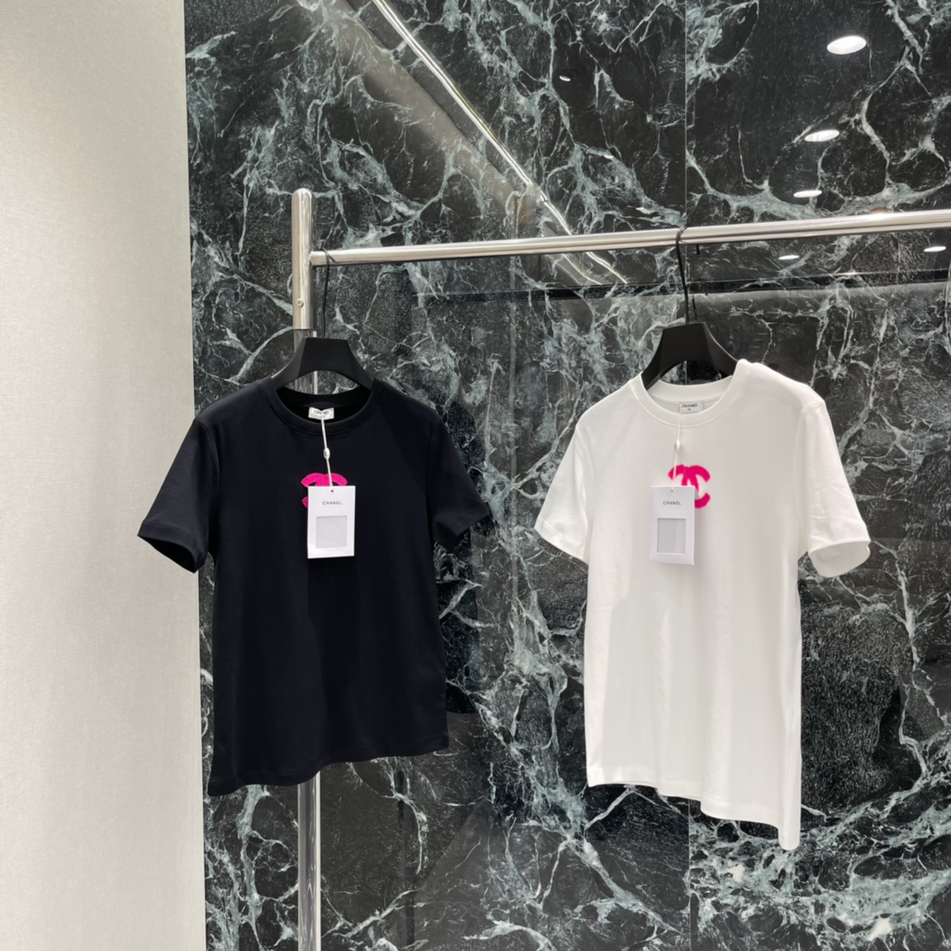 NO:723198,The highest version on the market. The girl inspects the goods, trims the three marks on the threads, and delivers the goods. You can post pictures and take videos. If you want quality and service, add me on WeChat. We will not accept urgent orders. Xiaoxiang 26 spring and summer new style plush CC logo T-shirt. The rose pink plush CC logo on the chest is super eye-catching. It has perfect recognition. It goes well with jeans or skirts every day.  Easily create a fashionable and casual style, you can easily control it whether out on the street or on a date! Two colors SML, Chanel-clothing, chanel, skirts, jeans, tees, t-shirt,19860909市面最高版本小妹验货、修剪线头上三标、发货可发图及拍视频,要品质要服务的加我微信,不接急单. 小香 26春夏新款 毛绒CC标T恤 胸前玫粉色毛绒CC标志超吸睛 辨识度满分 日常搭配牛仔裤或半裙都很OK 轻松打造时髦随性风,无论出街还是约会都能轻松驾驭!两个色SML,香奈儿-服装,chanel,skirts,jeans,tees，t-shirt,,Women's clothing