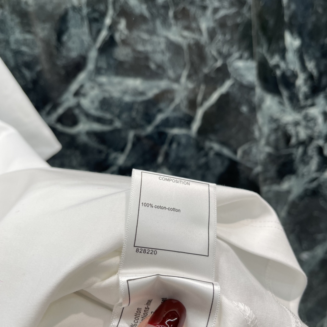 小香 26春夏新款 毛绒CC标T恤 胸前玫粉色毛绒CC标志超吸睛 辨识度满分 日常搭配牛仔裤或半裙都很O