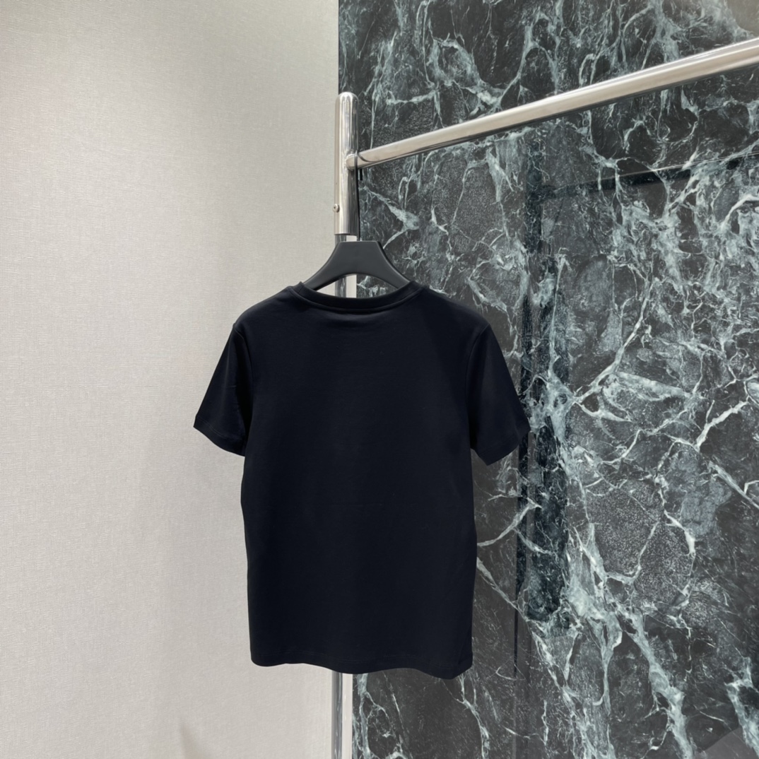 小香 26春夏新款 毛绒CC标T恤 胸前玫粉色毛绒CC标志超吸睛 辨识度满分 日常搭配牛仔裤或半裙都很O