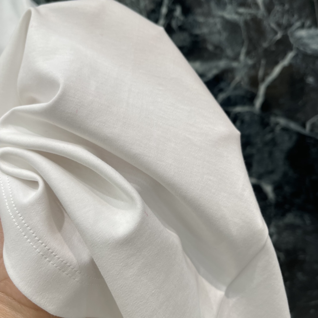 小香 26春夏新款 毛绒CC标T恤 胸前玫粉色毛绒CC标志超吸睛 辨识度满分 日常搭配牛仔裤或半裙都很O