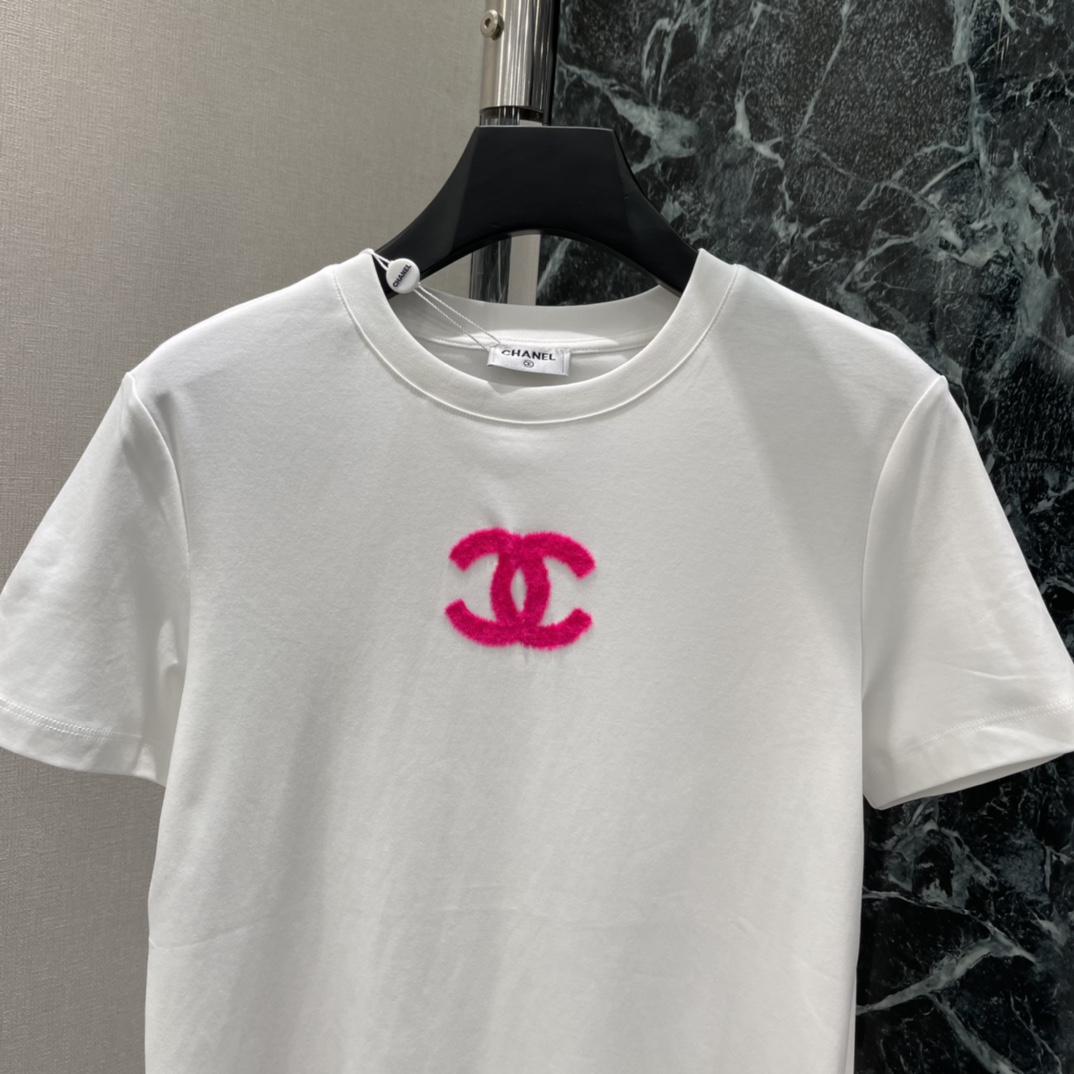 小香 26春夏新款 毛绒CC标T恤 胸前玫粉色毛绒CC标志超吸睛 辨识度满分 日常搭配牛仔裤或半裙都很O