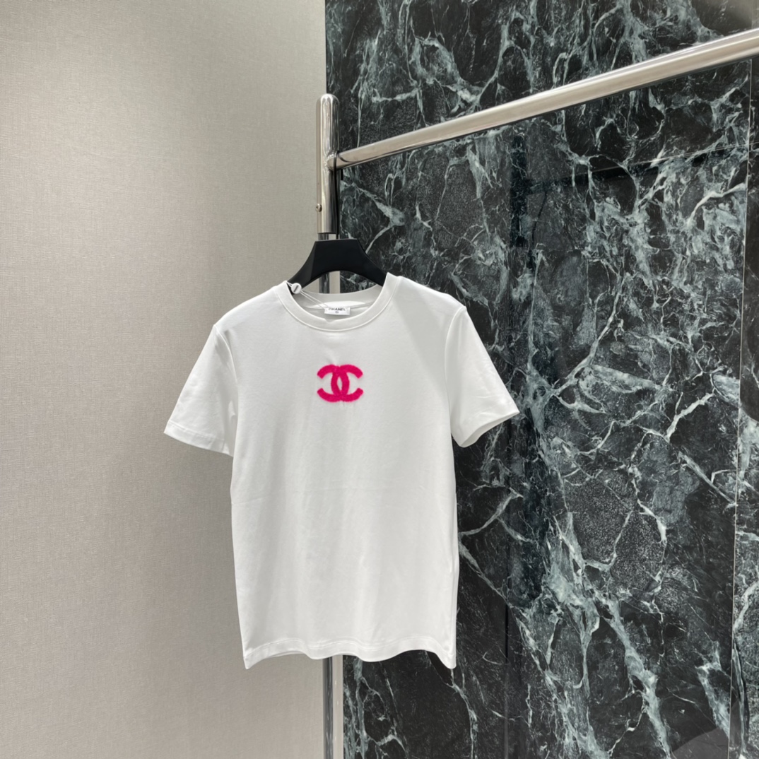 小香 26春夏新款 毛绒CC标T恤 胸前玫粉色毛绒CC标志超吸睛 辨识度满分 日常搭配牛仔裤或半裙都很O