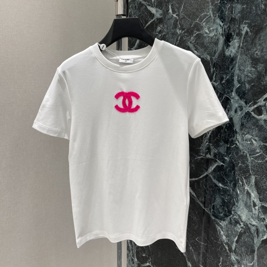 小香 26春夏新款 毛绒CC标T恤 胸前玫粉色毛绒CC标志超吸睛 辨识度满分 日常搭配牛仔裤或半裙都很O