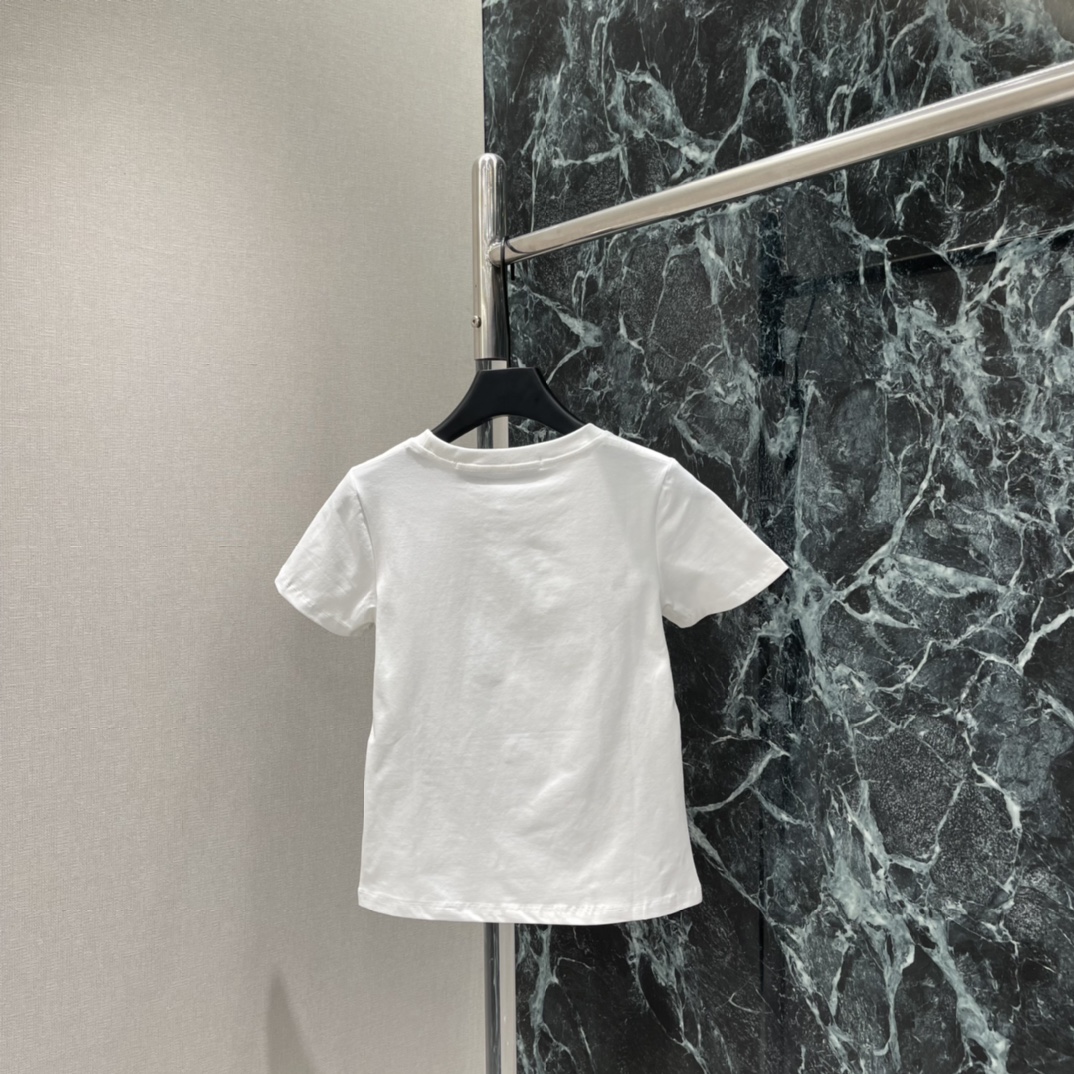 OPEN* 26春夏新款 摇摇马印花T恤 圆领正肩设计 修身剪裁超显身材 胸前卡通女孩骑木马图案 童趣满