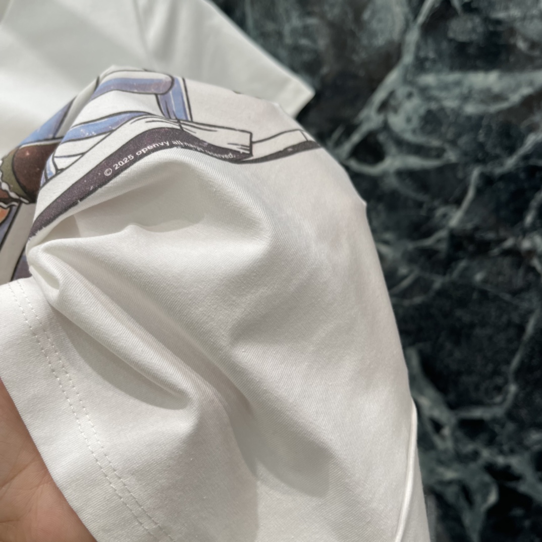 OPEN* 26春夏新款 摇摇马印花T恤 圆领正肩设计 修身剪裁超显身材 胸前卡通女孩骑木马图案 童趣满