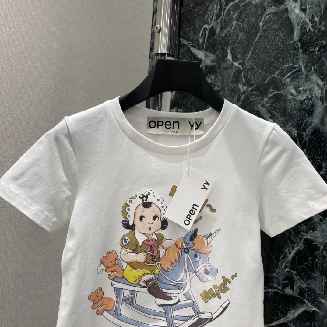 OPEN* 26春夏新款 摇摇马印花T恤 圆领正肩设计 修身剪裁超显身材 胸前卡通女孩骑木马图案 童趣满