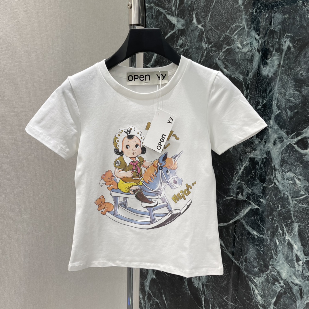 OPEN* 26春夏新款 摇摇马印花T恤 圆领正肩设计 修身剪裁超显身材 胸前卡通女孩骑木马图案 童趣满