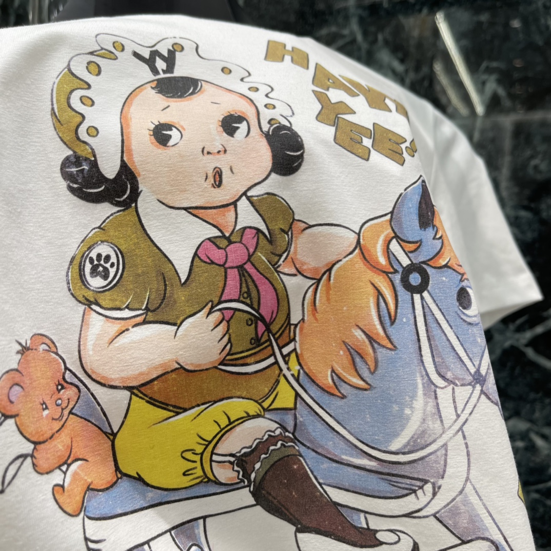 OPEN* 26春夏新款 摇摇马印花T恤 圆领正肩设计 修身剪裁超显身材 胸前卡通女孩骑木马图案 童趣满