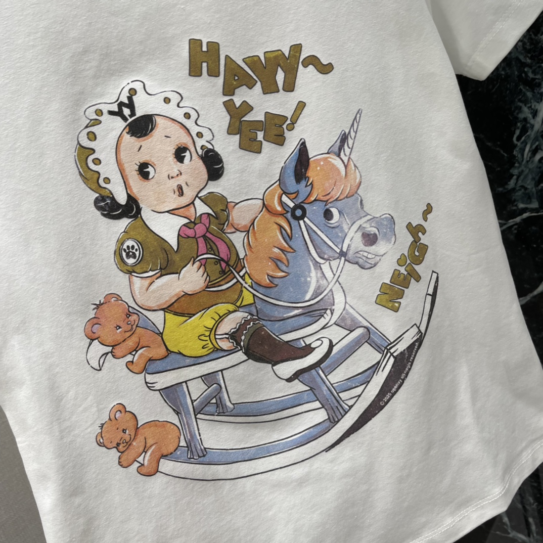 OPEN* 26春夏新款 摇摇马印花T恤 圆领正肩设计 修身剪裁超显身材 胸前卡通女孩骑木马图案 童趣满