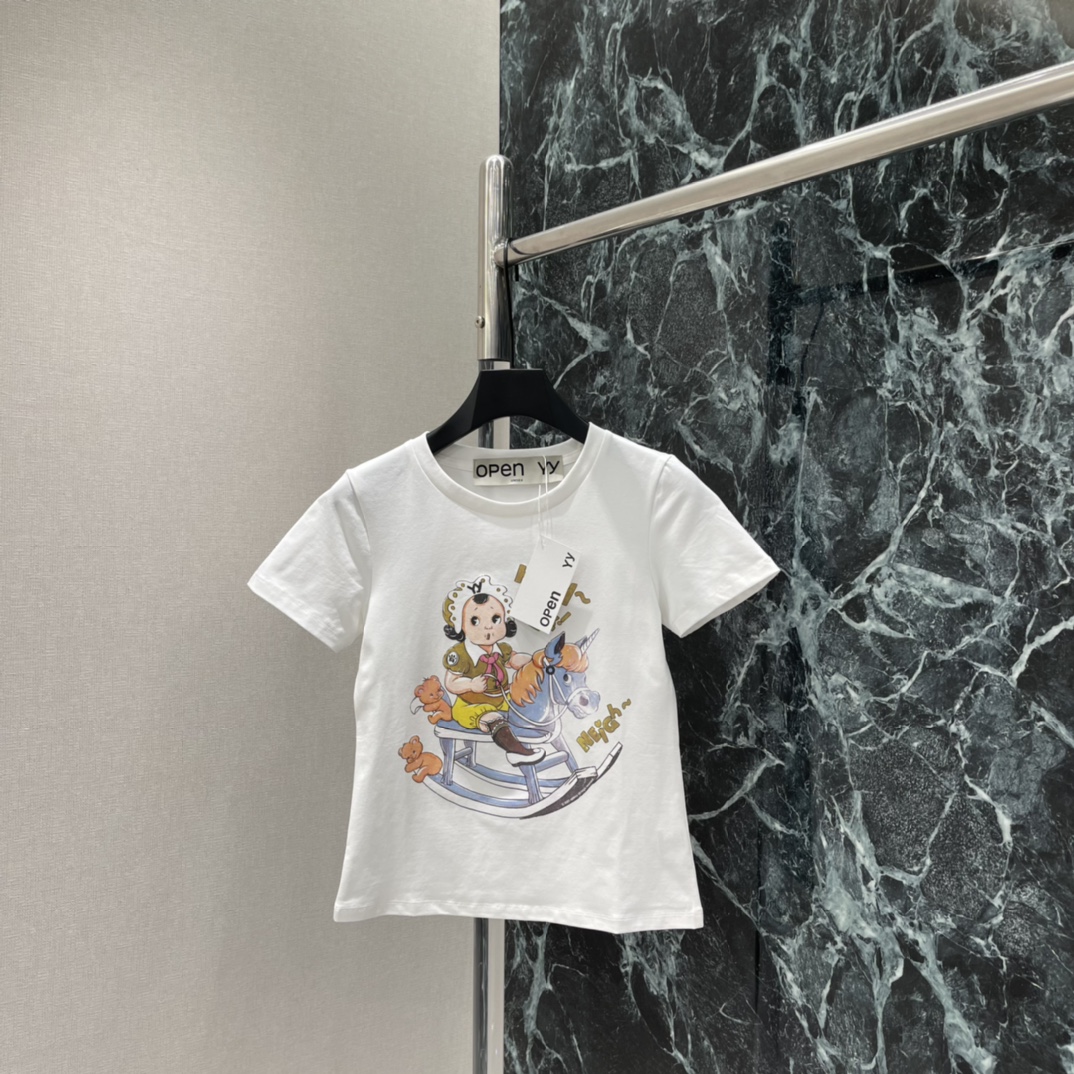 NO:723184,The highest version on the market, the girl inspects the goods, trims the three marks on the threads, and delivers the goods. You can send pictures and videos. If you want quality and service, please add me on WeChat. We will not accept urgent orders. OPEN* 26 spring and summer new style Rocking horse printed T-shirt Round neck and shoulder design Slim tailoring to show off your figure Cartoon girl riding a rocking horse pattern on the chest Full of childishness and old-fashioned feel Korean street style is easy to master! It is OK for casual occasions  Easily create an age-reducing fashion sense ~ one color SML, women's clothing, tees, t-shirt,19860909市面最高版本小妹验货、修剪线头上三标、发货可发图及拍视频,要品质要服务的加我微信,不接急单. OPEN* 26春夏新款 摇摇马印花T恤 圆领正肩设计 修身剪裁超显身材 胸前卡通女孩骑木马图案 童趣满满 做旧感十足 韩系街头风轻松拿捏!休闲场合都很OK 轻松打造减龄时髦感~一个色SML,女装,tees，t-shirt,,Women's clothing