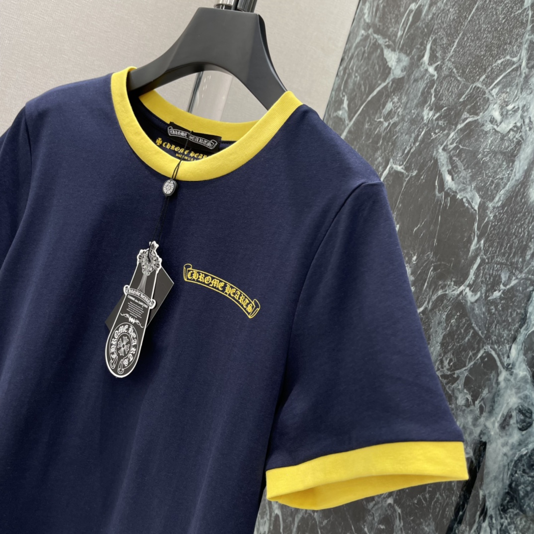 克罗心 26春夏新款 蓝黄马蹄短袖 藏青主色+黄色袖口 视觉超吸睛!背面马蹄铁+梵文Logo 修身版型搭