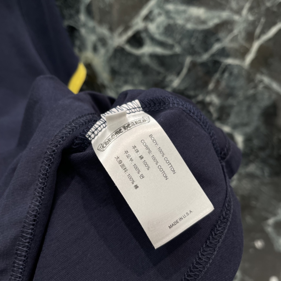 克罗心 26春夏新款 蓝黄马蹄短袖 藏青主色+黄色袖口 视觉超吸睛!背面马蹄铁+梵文Logo 修身版型搭