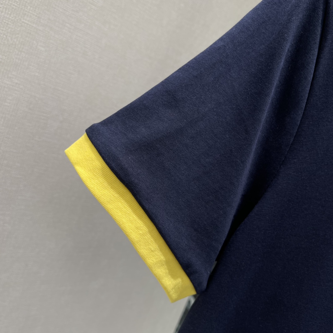 克罗心 26春夏新款 蓝黄马蹄短袖 藏青主色+黄色袖口 视觉超吸睛!背面马蹄铁+梵文Logo 修身版型搭