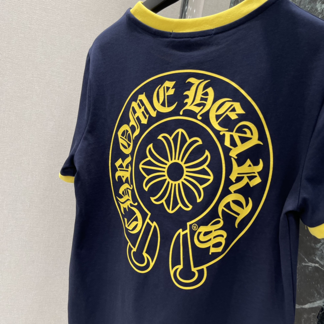 克罗心 26春夏新款 蓝黄马蹄短袖 藏青主色+黄色袖口 视觉超吸睛!背面马蹄铁+梵文Logo 修身版型搭