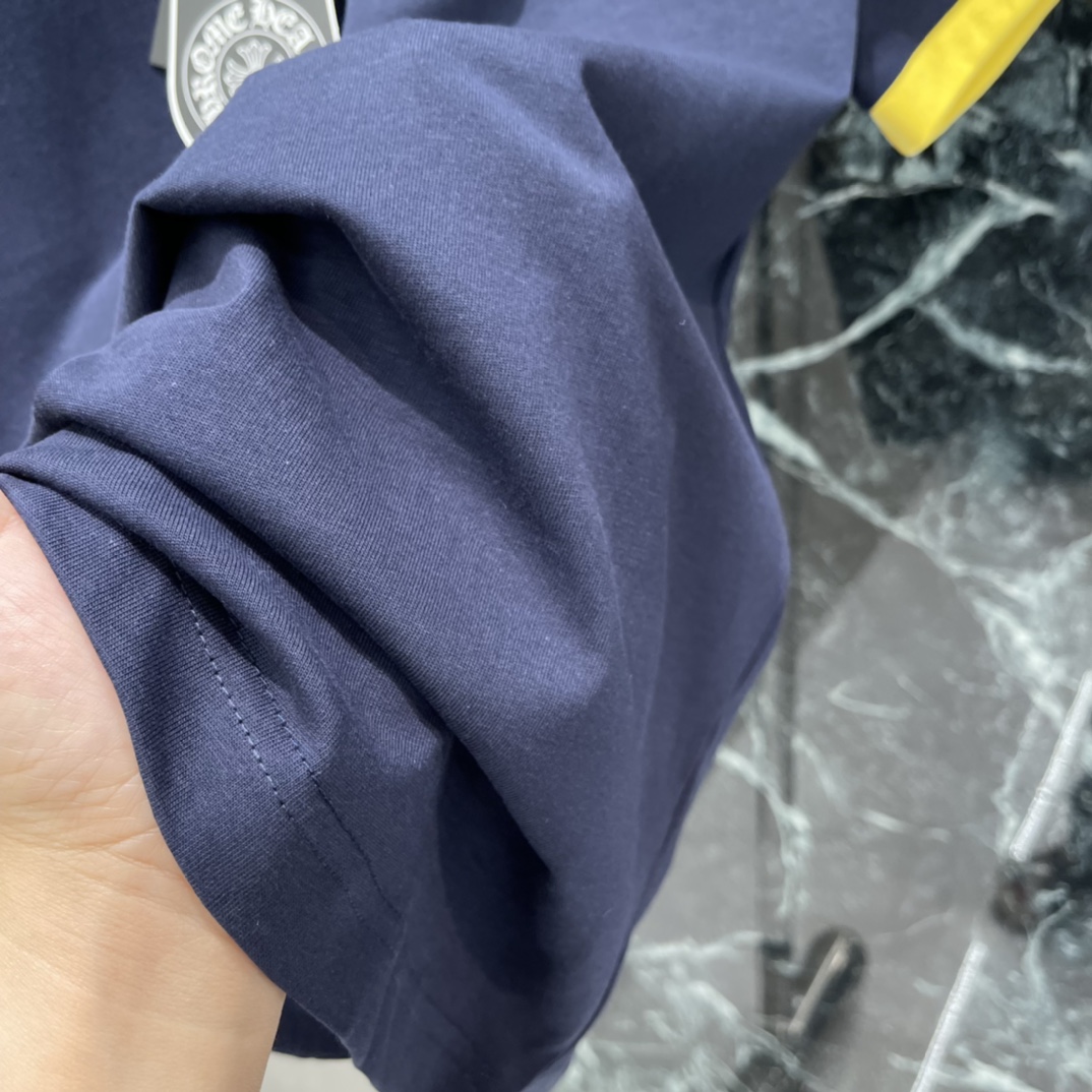 克罗心 26春夏新款 蓝黄马蹄短袖 藏青主色+黄色袖口 视觉超吸睛!背面马蹄铁+梵文Logo 修身版型搭