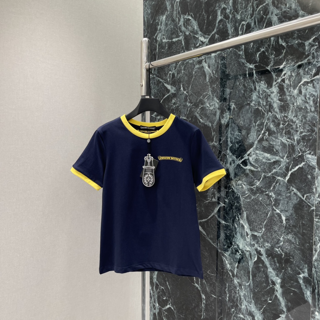 NO:723202,The highest version on the market, the girl inspects the goods, trims the three marks on the threads, and delivers the goods. You can post pictures and take videos. If you want quality and service, add me on WeChat. We will not accept urgent orders. Chrome Heart 26 Spring and Summer New Style Blue and Yellow Horseshoe Short Sleeves, Navy Main Color + Yellow Cuffs, Super Eye-catching! Horseshoes on the back + Sanskrit Logo. The slim fit goes well with jeans or casual pants, and you can easily get the American retro style! One color SML, Kro Heart - clothing, chrome  hearts,jeans,T-shirt,19860909市面最高版本小妹验货、修剪线头上三标、发货可发图及拍视频,要品质要服务的加我微信,不接急单. 克罗心 26春夏新款 蓝黄马蹄短袖 藏青主色+黄色袖口 视觉超吸睛!背面马蹄铁+梵文Logo 修身版型搭牛仔裤或休闲裤都很出彩,轻松get美式复古风!一个色SML,克罗心-服装,chrome hearts,jeans,T-shirt,,Women's clothing