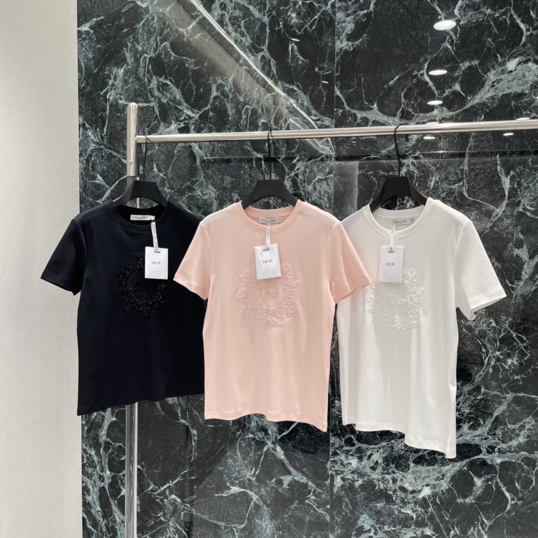 NO:723206,The highest version on the market, the girl inspects the goods, trims the three marks on the threads, and delivers the goods. You can send pictures and videos. If you want quality and service, please add me on WeChat. We will not accept urgent orders. Ｄ Home 26 new spring and summer embroidered sequined T-shirt with sequins and thread embroidery. The flower and brand logo pattern are super exquisite! The sequin embellishment makes the fabric sparkle in the light. It is full of luxury and details are a must! Three colors SML, Dior-clothing, dior, tees, t-shirt,19860909市面最高版本小妹验货、修剪线头上三标、发货可发图及拍视频,要品质要服务的加我微信,不接急单. Ｄ家 26春夏新款 刺绣珠片T恤 搭配亮片和线绣 花卉与品牌标志图案超精致!亮片点缀让布料在光线下闪闪发光 奢华感满满 细节控必入!三个色SML,迪奥-服装,dior,tees，t-shirt,,Women's clothing