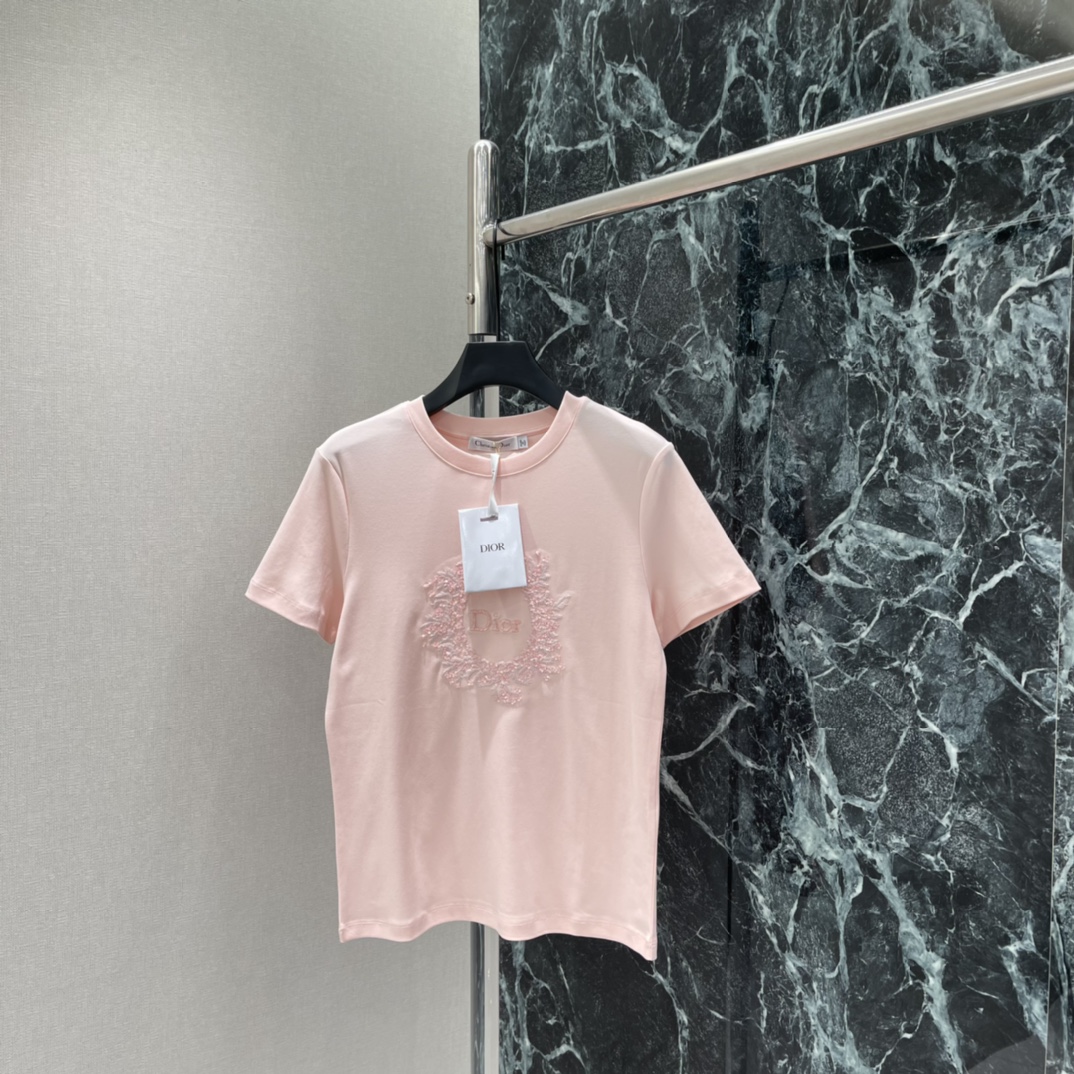 Ｄ家 26春夏新款 刺绣珠片T恤 搭配亮片和线绣 花卉与品牌标志图案超精致!亮片点缀让布料在光线下闪闪发