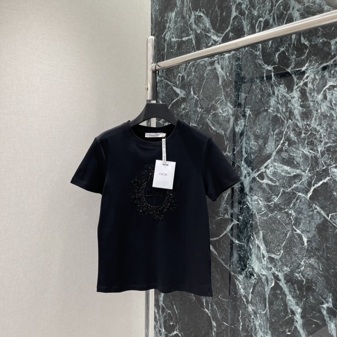 Ｄ家 26春夏新款 刺绣珠片T恤 搭配亮片和线绣 花卉与品牌标志图案超精致!亮片点缀让布料在光线下闪闪发