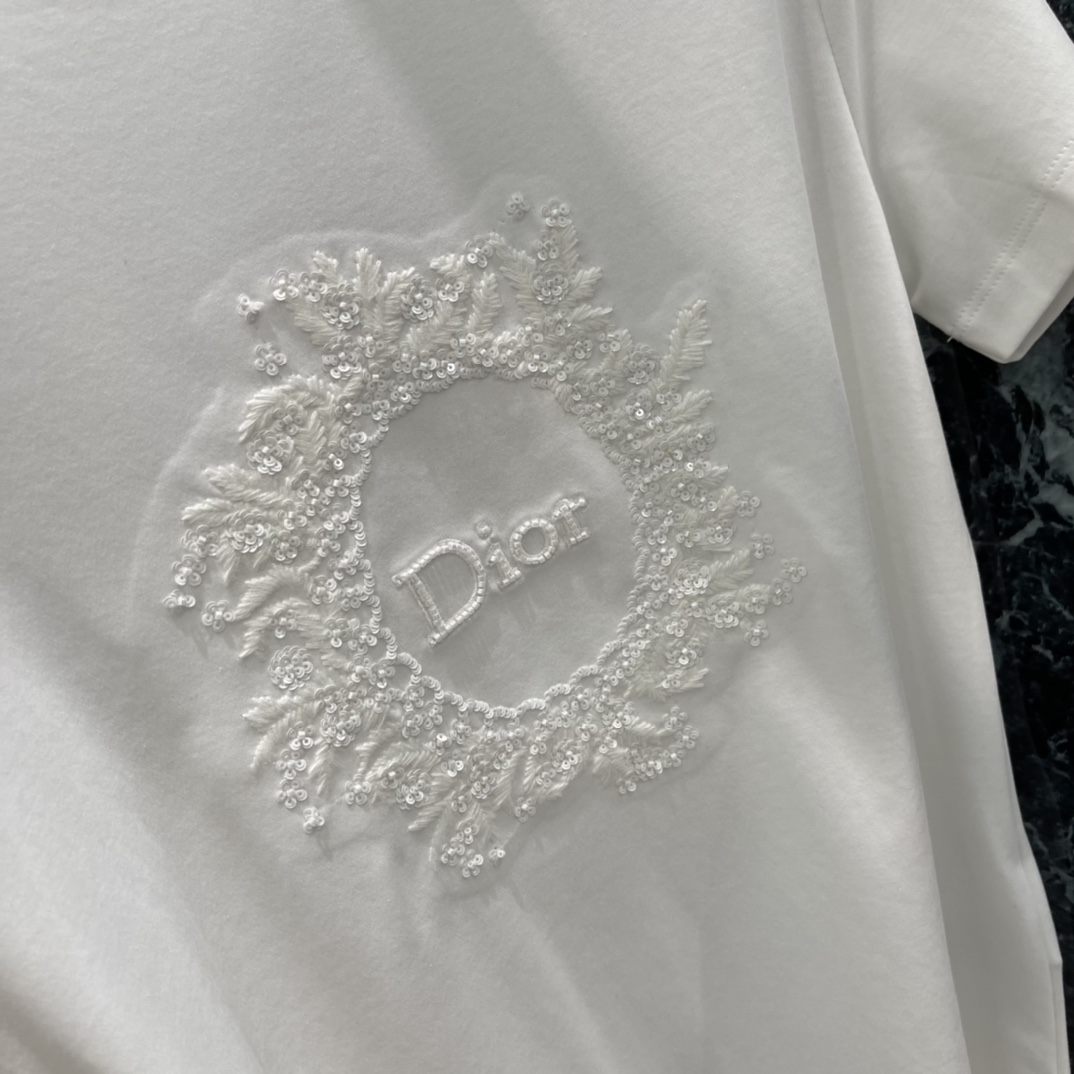 Ｄ家 26春夏新款 刺绣珠片T恤 搭配亮片和线绣 花卉与品牌标志图案超精致!亮片点缀让布料在光线下闪闪发